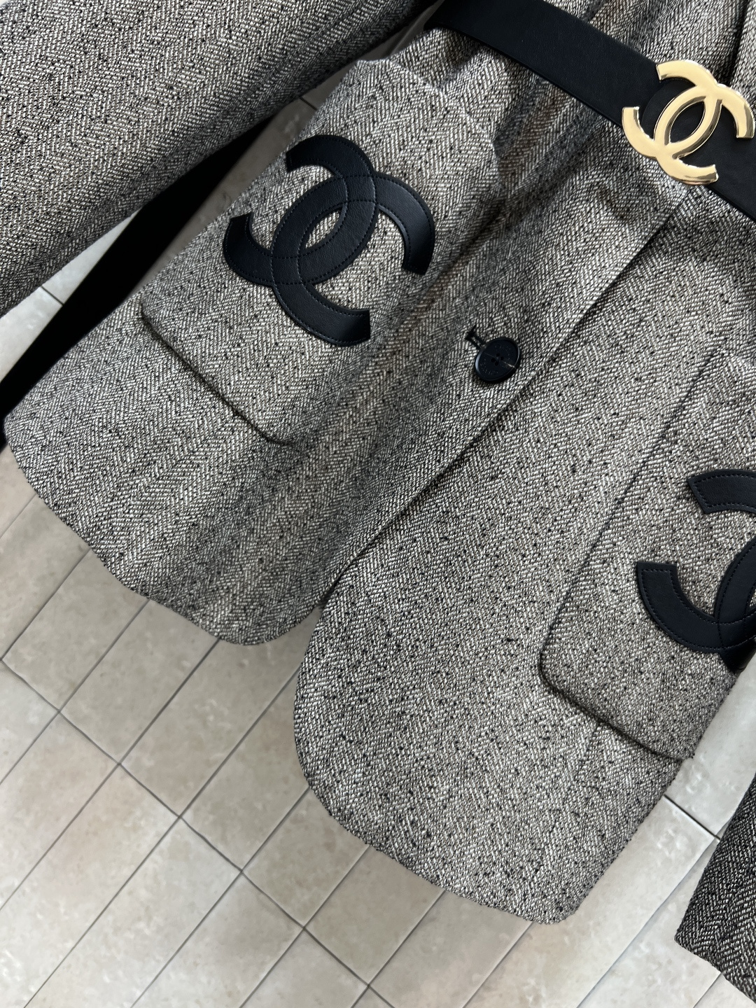 小香家 25秋冬新款 皮革翻领腰带西装外套 logo腰带收腰显露小蛮腰 皮革拼接翻领设计 皮革大logo