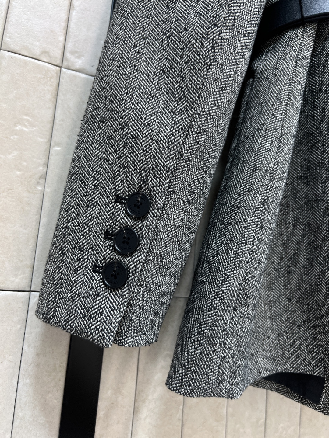 小香家 25秋冬新款 皮革翻领腰带西装外套 logo腰带收腰显露小蛮腰 皮革拼接翻领设计 皮革大logo