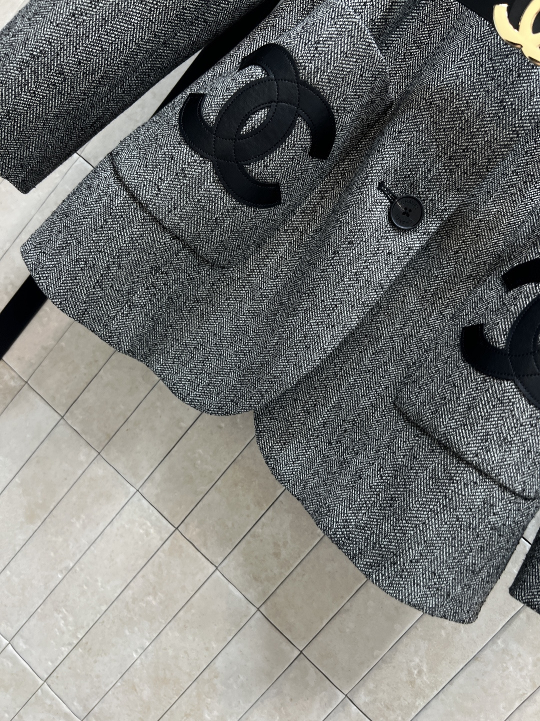 小香家 25秋冬新款 皮革翻领腰带西装外套 logo腰带收腰显露小蛮腰 皮革拼接翻领设计 皮革大logo