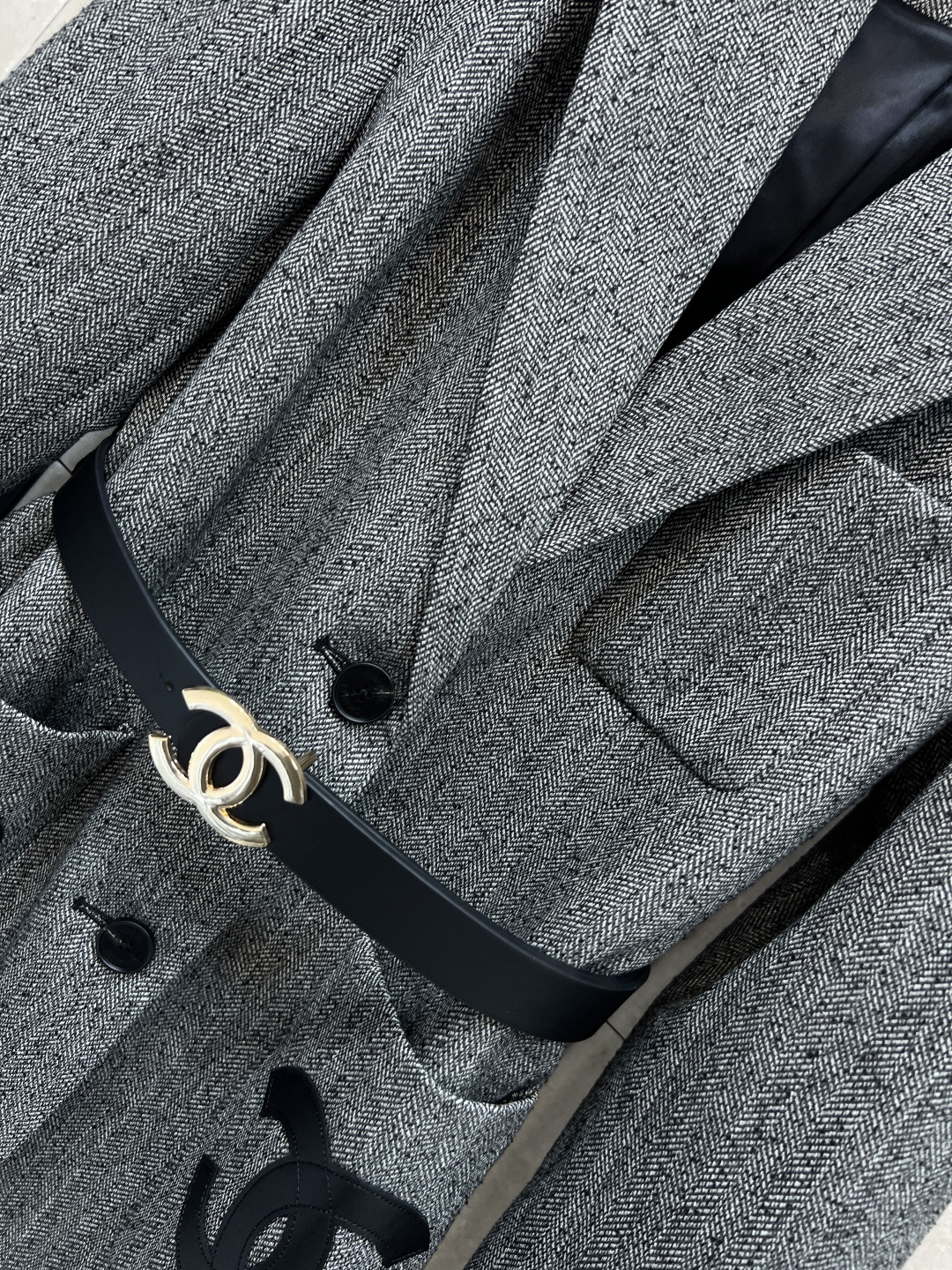 小香家 25秋冬新款 皮革翻领腰带西装外套 logo腰带收腰显露小蛮腰 皮革拼接翻领设计 皮革大logo