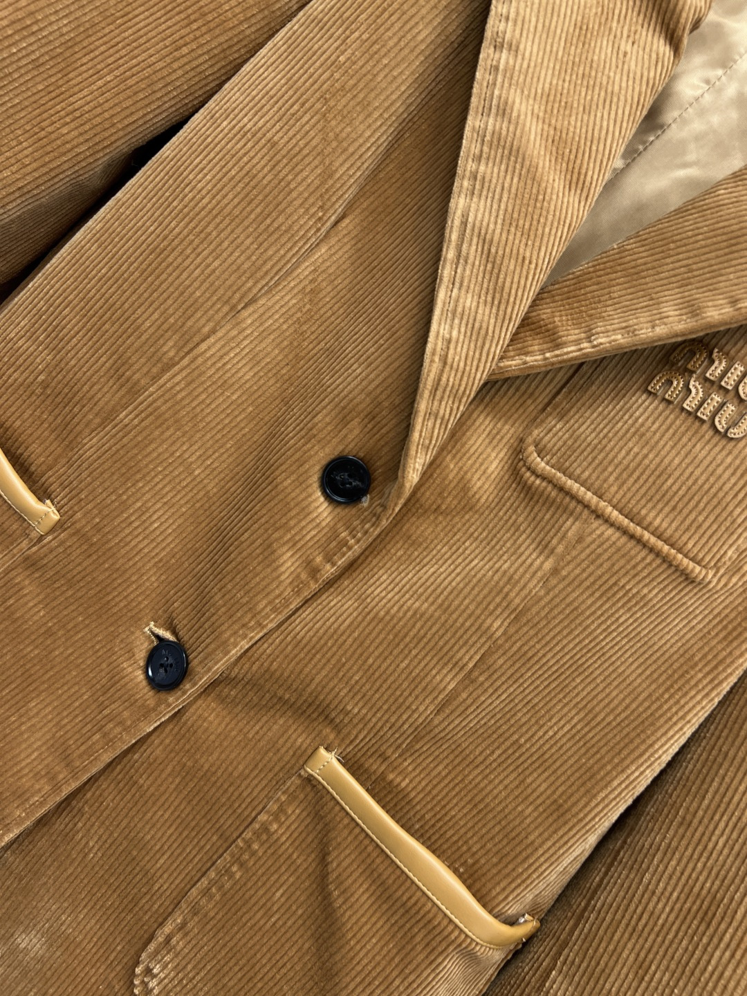 MIU家 25秋冬新款 灯芯绒西装外套 柔软舒适 经典字母logo标超有辨识度！复古灯芯绒材质 拼接皮革