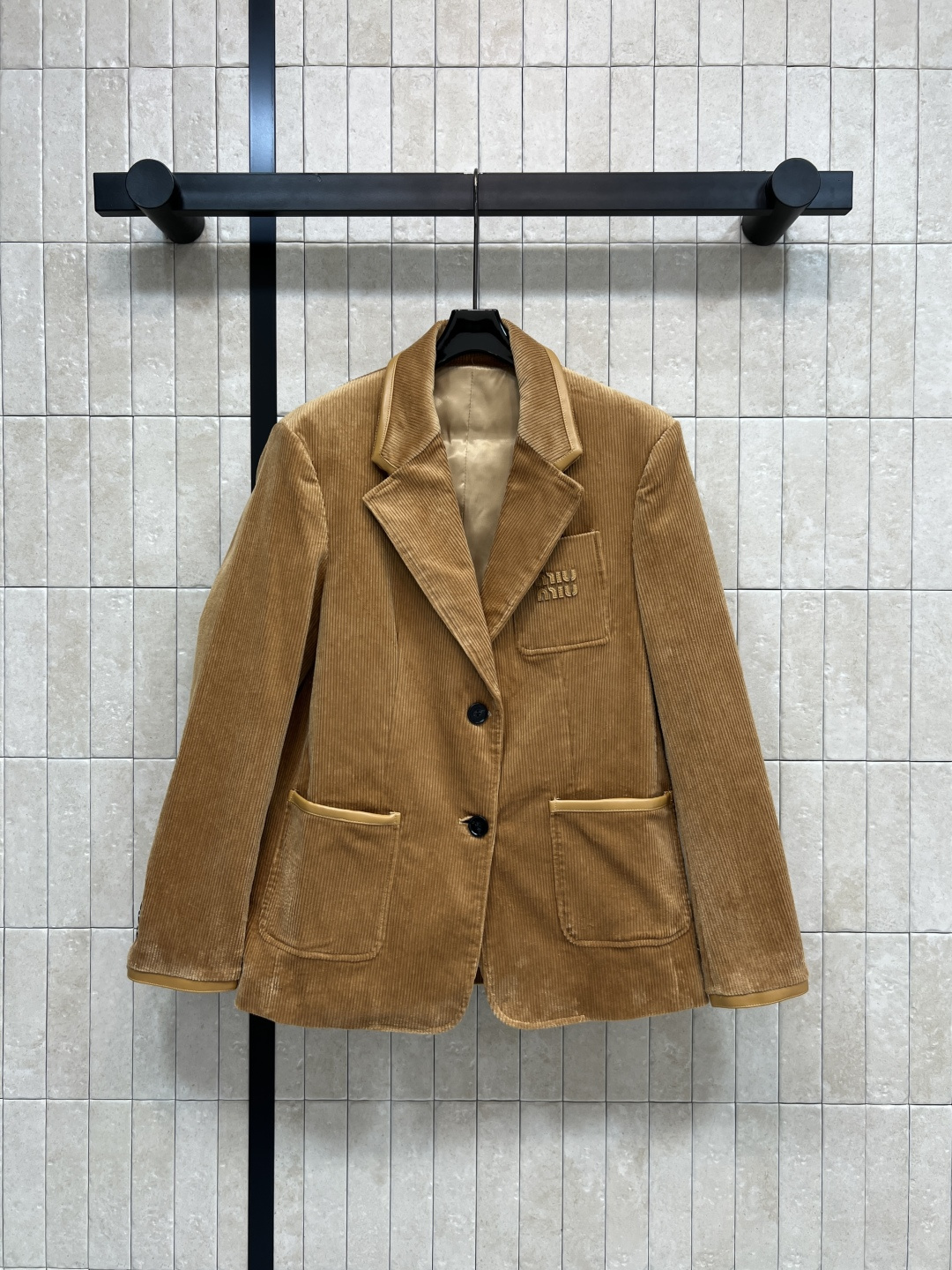 NO:588644,MIU's 25 new autumn and winter corduroy suit jacket is soft and comfortable. The classic letter logo is very recognizable!  Retro corduroy material, spliced ​​leather binding embellishment, just right for autumn and winter, warm and breathable, single-breasted + lapel design, neat tailoring, easy to wear for commuting and leisure, looks great with shirts or sweaters, easily creates a high-end look, three colors and three sizes SML,, miumiu, jackets & coats, shirts, business suit, alexander wang19860909MIU家 25秋冬新款 灯芯绒西装外套 柔软舒适 经典字母logo标超有辨识度！复古灯芯绒材质 拼接皮革捆边点缀 秋冬穿刚刚好 保暖又透气少 单排扣+翻领设计 剪裁利落 通勤休闲都能轻松驾驭 搭配衬衫或针织衫都很出彩 轻松打造高级感穿搭 三色三码SML,,miumiu,jackets & coats,shirts,business suit,alexander wang,Women's clothing