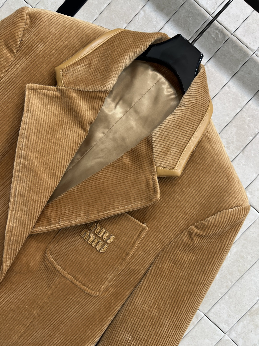 MIU家 25秋冬新款 灯芯绒西装外套 柔软舒适 经典字母logo标超有辨识度！复古灯芯绒材质 拼接皮革