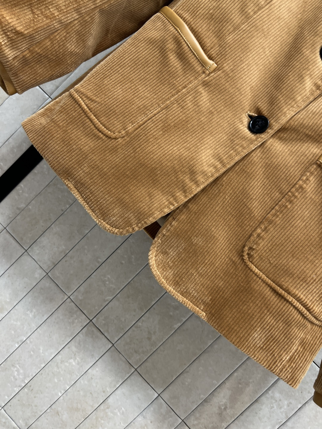 MIU家 25秋冬新款 灯芯绒西装外套 柔软舒适 经典字母logo标超有辨识度！复古灯芯绒材质 拼接皮革