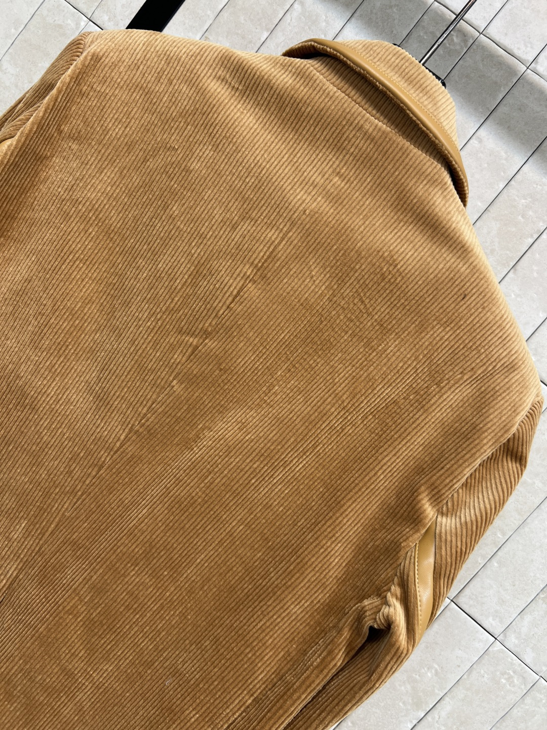 MIU家 25秋冬新款 灯芯绒西装外套 柔软舒适 经典字母logo标超有辨识度！复古灯芯绒材质 拼接皮革