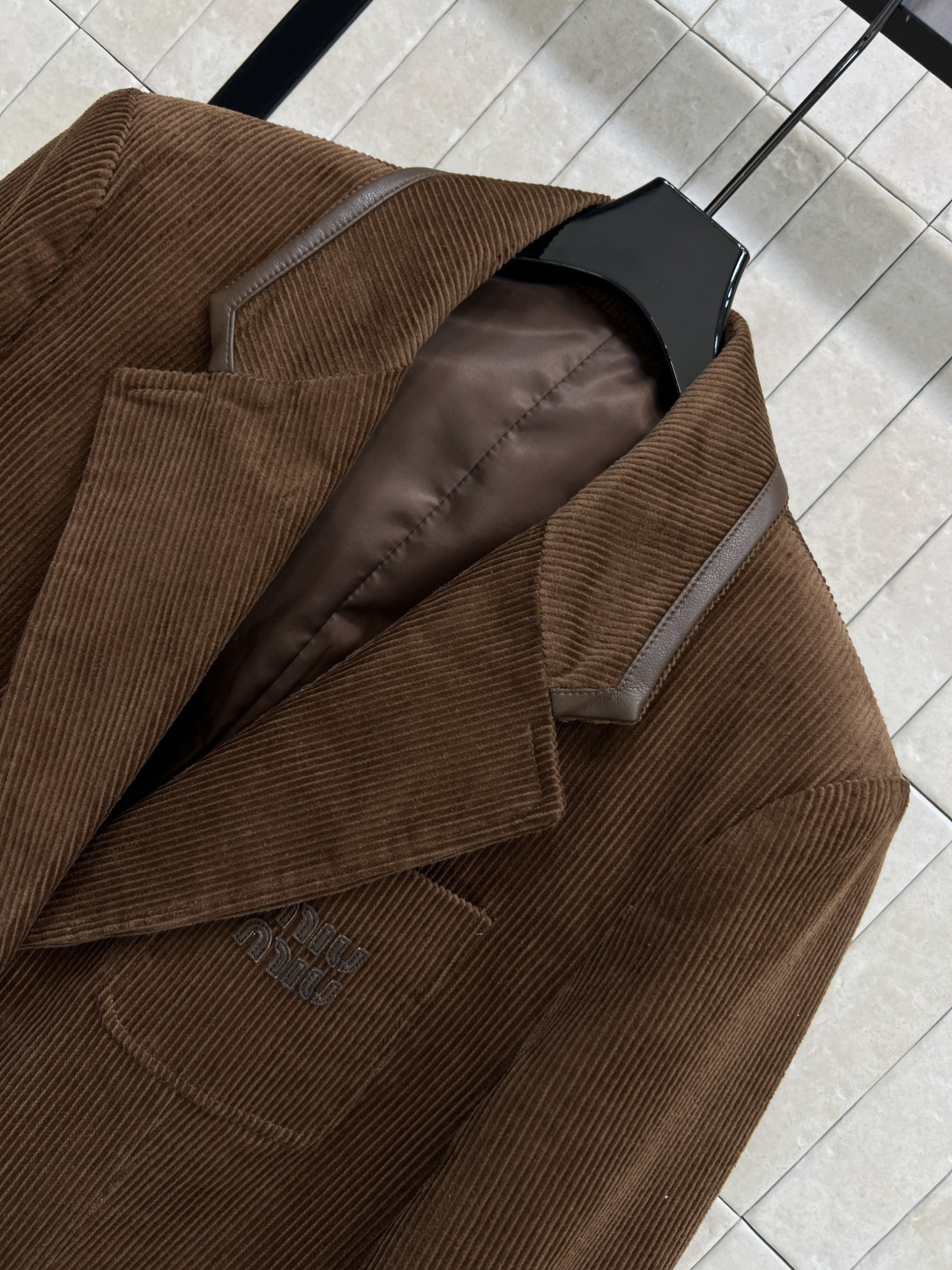 MIU家 25秋冬新款 灯芯绒西装外套 柔软舒适 经典字母logo标超有辨识度！复古灯芯绒材质 拼接皮革