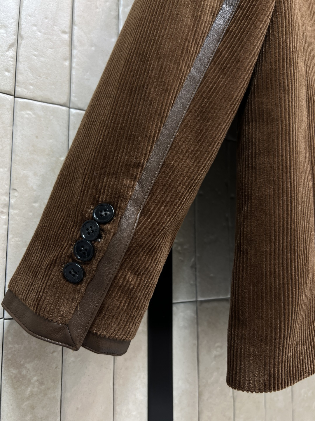 MIU家 25秋冬新款 灯芯绒西装外套 柔软舒适 经典字母logo标超有辨识度！复古灯芯绒材质 拼接皮革