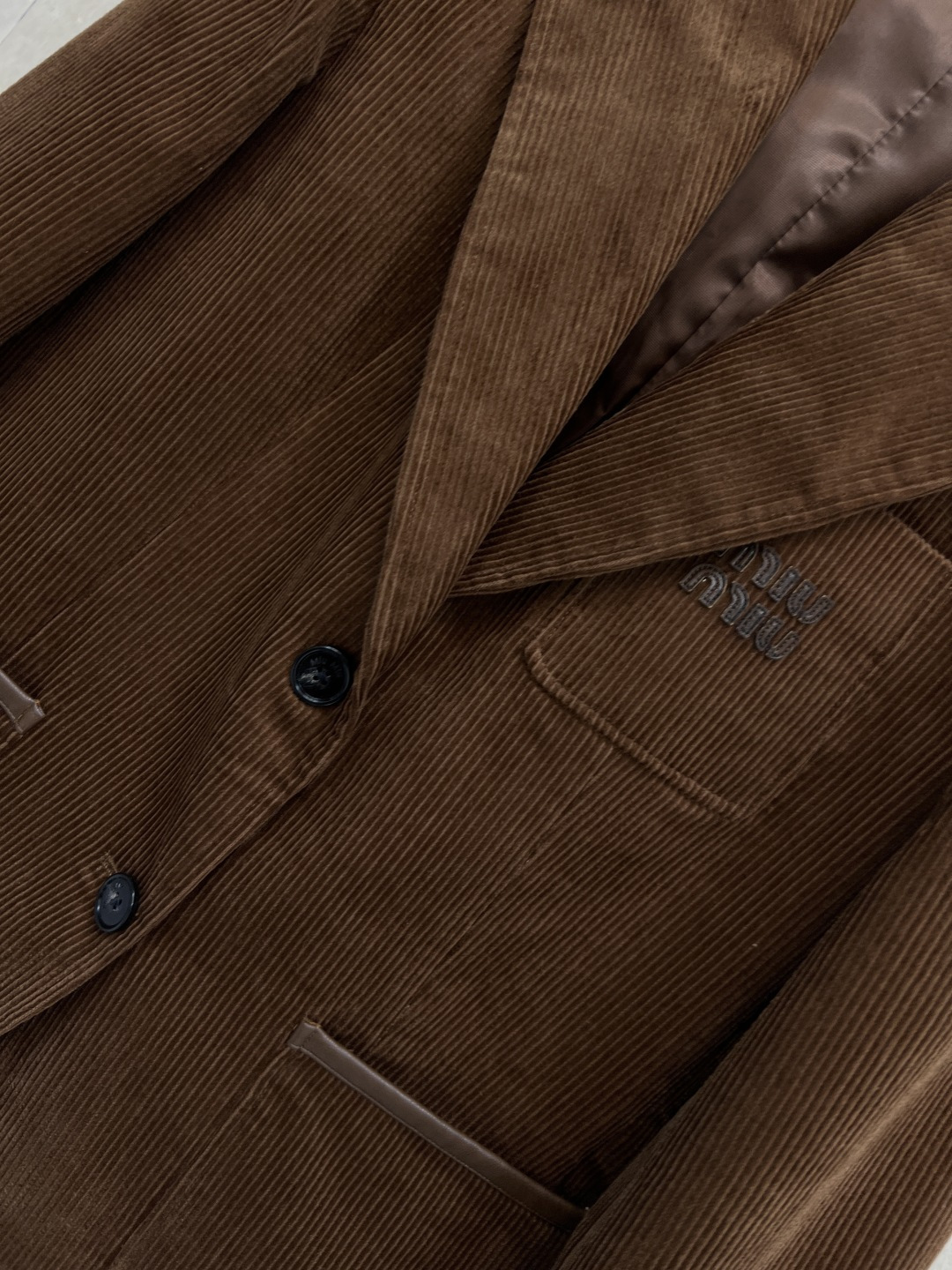 MIU家 25秋冬新款 灯芯绒西装外套 柔软舒适 经典字母logo标超有辨识度！复古灯芯绒材质 拼接皮革