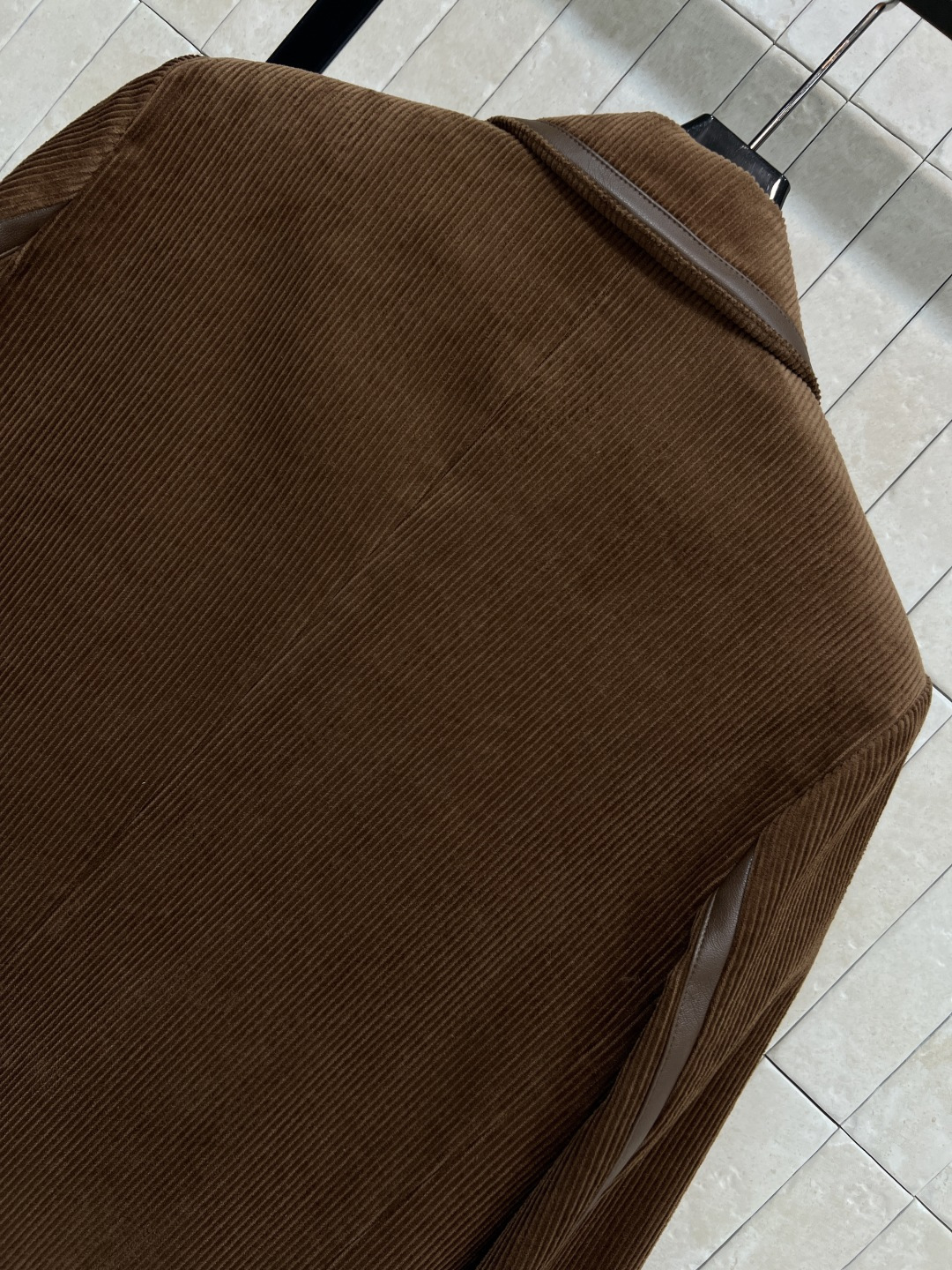 MIU家 25秋冬新款 灯芯绒西装外套 柔软舒适 经典字母logo标超有辨识度！复古灯芯绒材质 拼接皮革