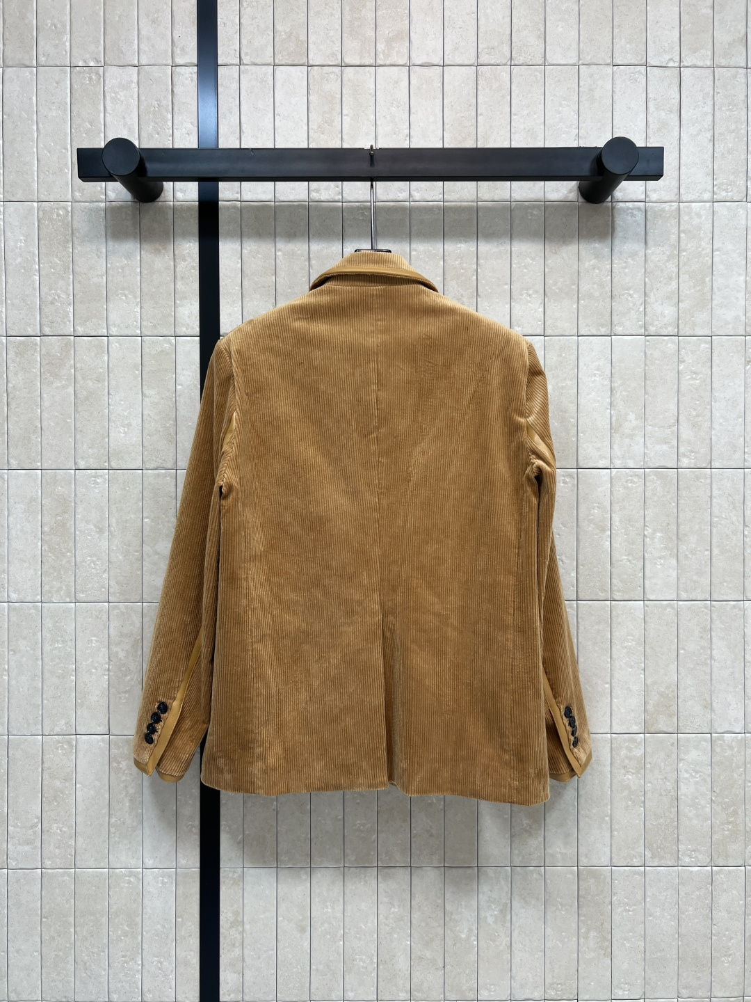 MIU家 25秋冬新款 灯芯绒西装外套 柔软舒适 经典字母logo标超有辨识度！复古灯芯绒材质 拼接皮革