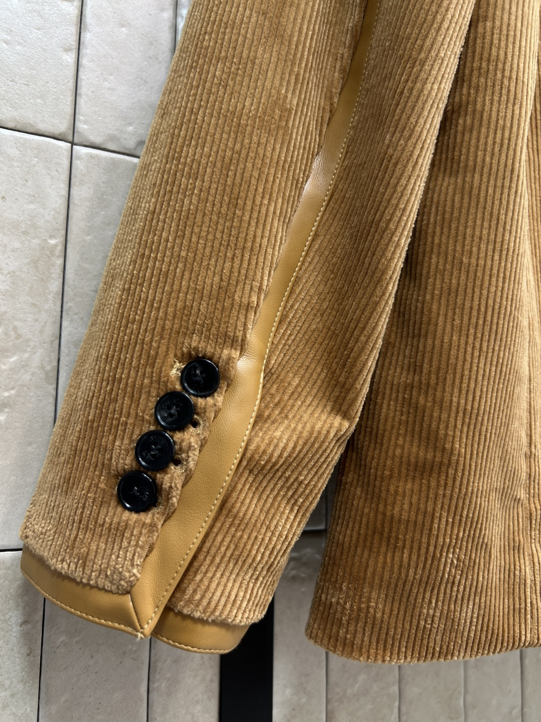 MIU家 25秋冬新款 灯芯绒西装外套 柔软舒适 经典字母logo标超有辨识度！复古灯芯绒材质 拼接皮革