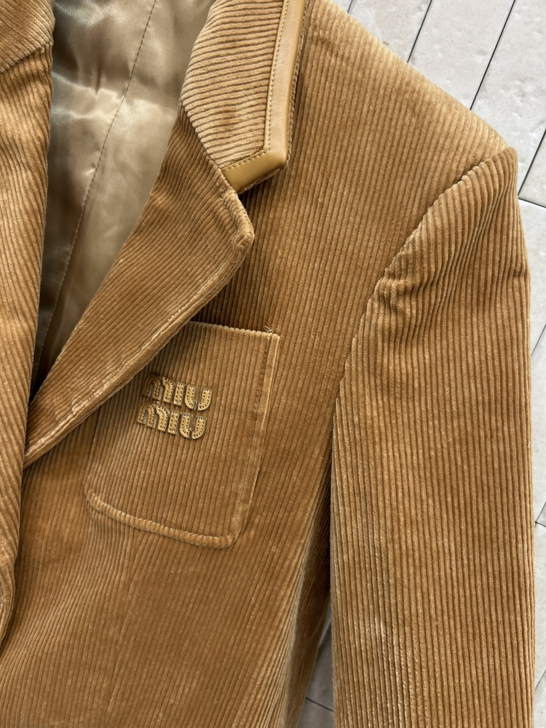 MIU家 25秋冬新款 灯芯绒西装外套 柔软舒适 经典字母logo标超有辨识度！复古灯芯绒材质 拼接皮革