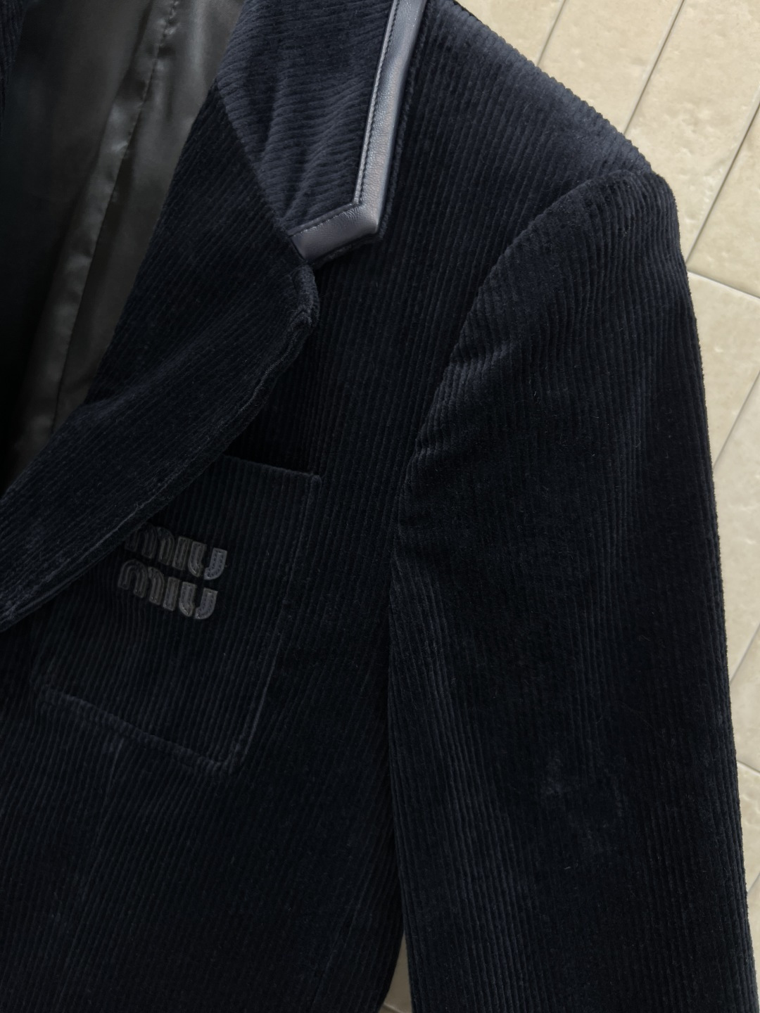 MIU家 25秋冬新款 灯芯绒西装外套 柔软舒适 经典字母logo标超有辨识度！复古灯芯绒材质 拼接皮革