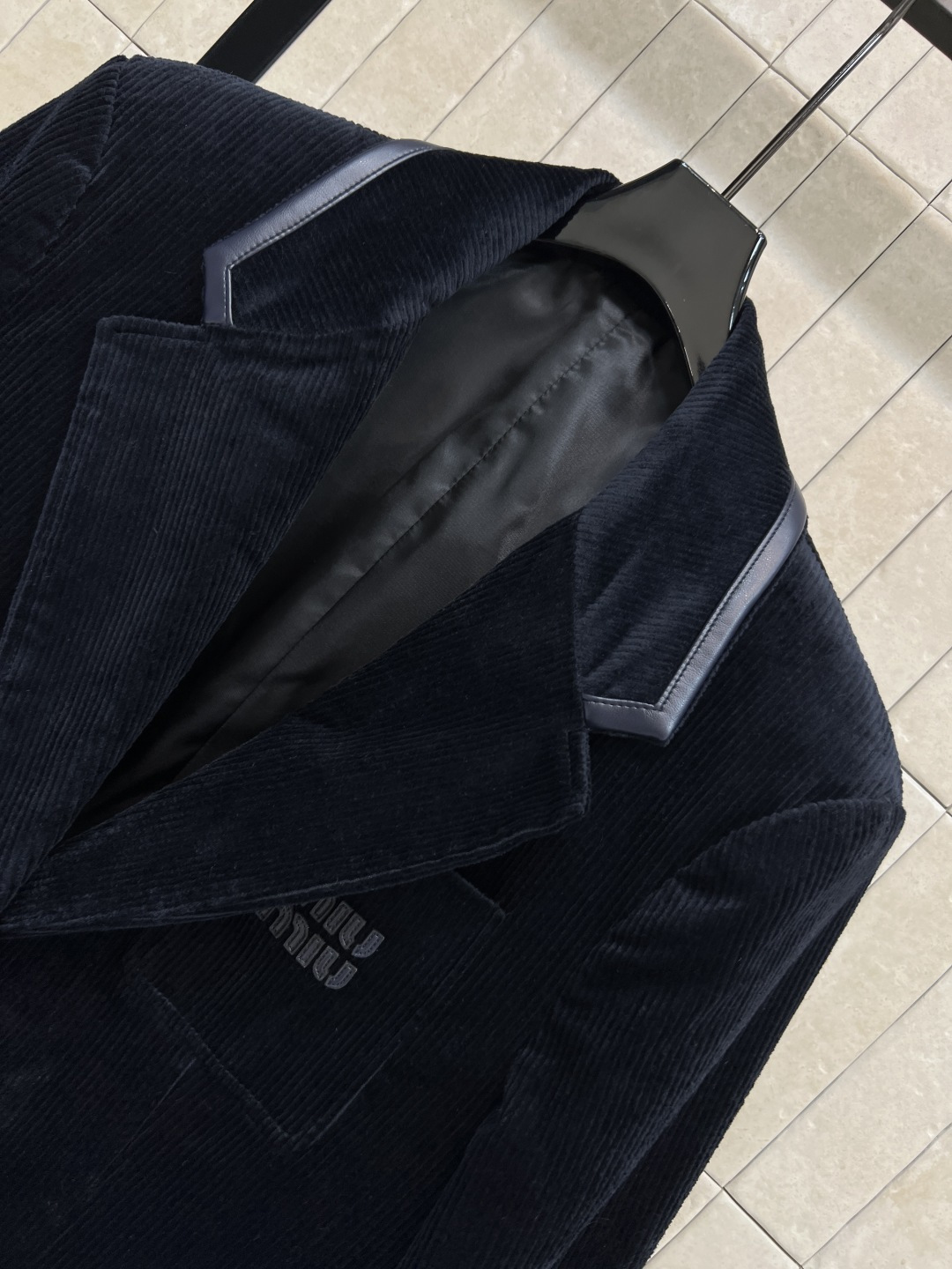 MIU家 25秋冬新款 灯芯绒西装外套 柔软舒适 经典字母logo标超有辨识度！复古灯芯绒材质 拼接皮革