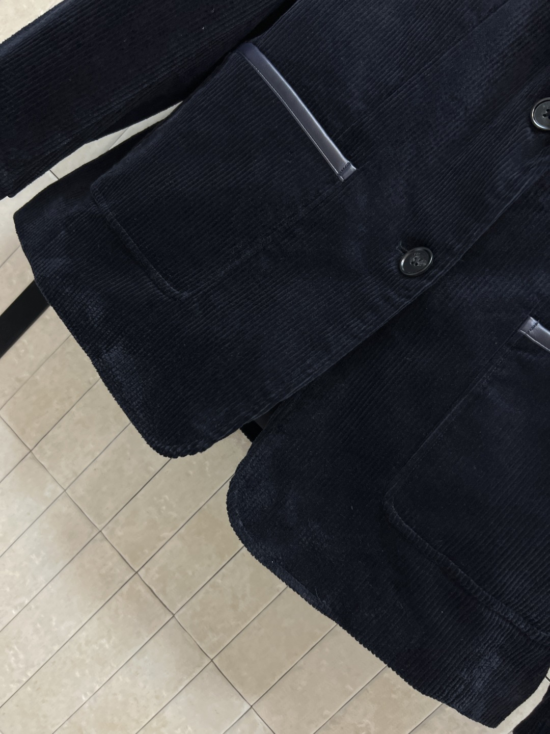 MIU家 25秋冬新款 灯芯绒西装外套 柔软舒适 经典字母logo标超有辨识度！复古灯芯绒材质 拼接皮革