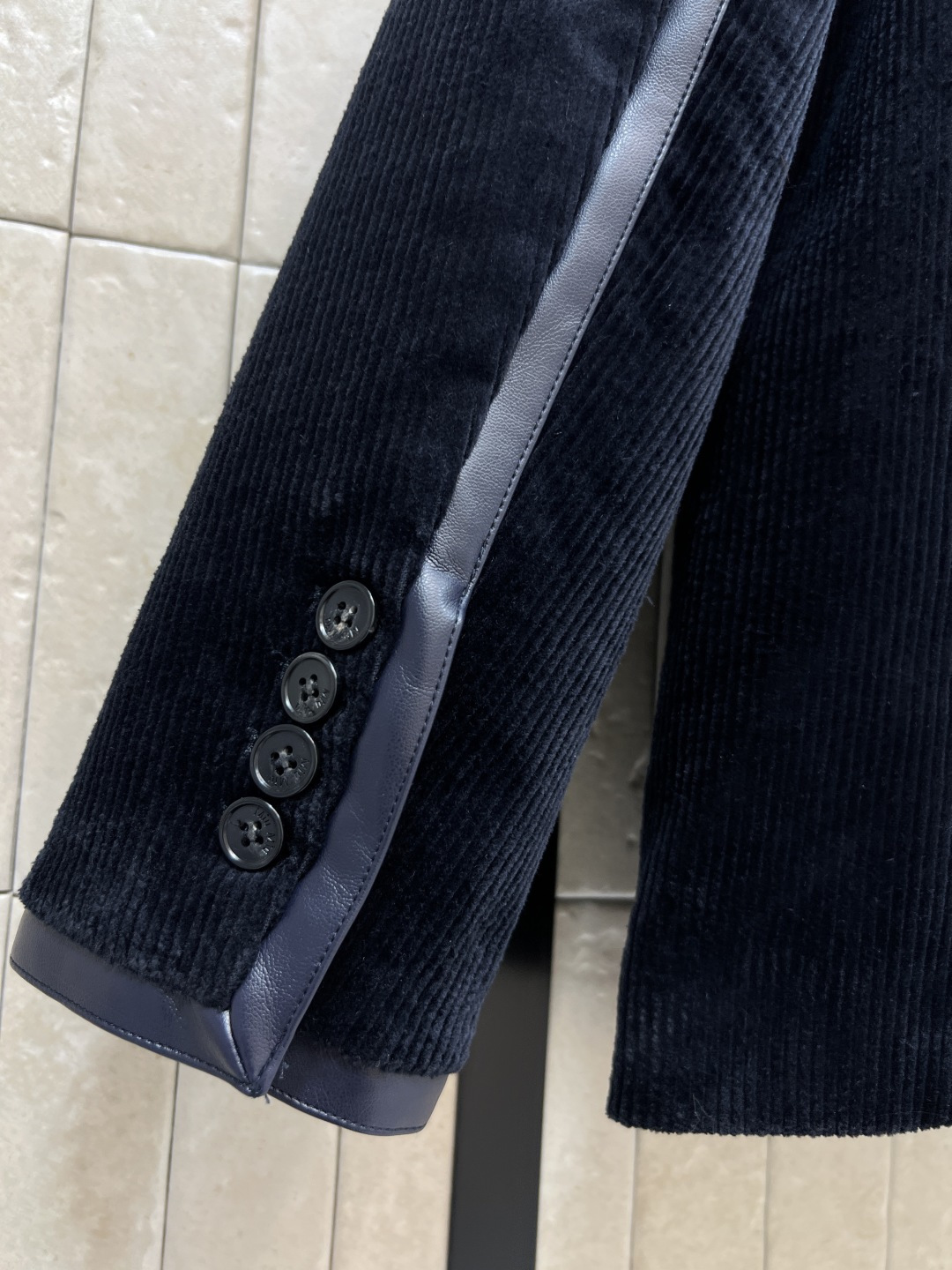 MIU家 25秋冬新款 灯芯绒西装外套 柔软舒适 经典字母logo标超有辨识度！复古灯芯绒材质 拼接皮革