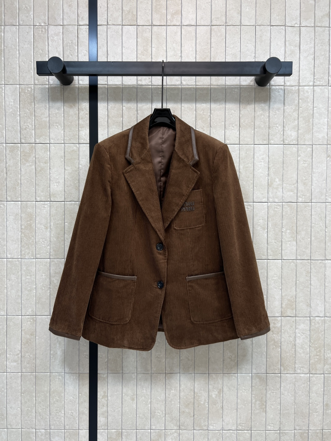 NO:588671,MIU's 25 new autumn and winter corduroy suit jacket is soft and comfortable. The classic letter logo is very recognizable!  Retro corduroy material, spliced ​​leather binding embellishment, just right for autumn and winter, warm and breathable, single-breasted + lapel design, neat tailoring, easy to wear for commuting and leisure, looks great with shirts or sweaters, easily creates a high-end look, three colors and three sizes SML,, miumiu, jackets & coats, shirts, business suit, alexander wang19860909MIU家 25秋冬新款 灯芯绒西装外套 柔软舒适 经典字母logo标超有辨识度！复古灯芯绒材质 拼接皮革捆边点缀 秋冬穿刚刚好 保暖又透气少 单排扣+翻领设计 剪裁利落 通勤休闲都能轻松驾驭 搭配衬衫或针织衫都很出彩 轻松打造高级感穿搭 三色三码SML,,miumiu,jackets & coats,shirts,business suit,alexander wang,Women's clothing