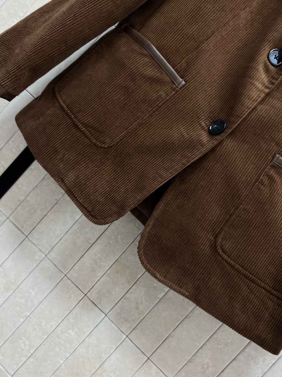 MIU家 25秋冬新款 灯芯绒西装外套 柔软舒适 经典字母logo标超有辨识度！复古灯芯绒材质 拼接皮革