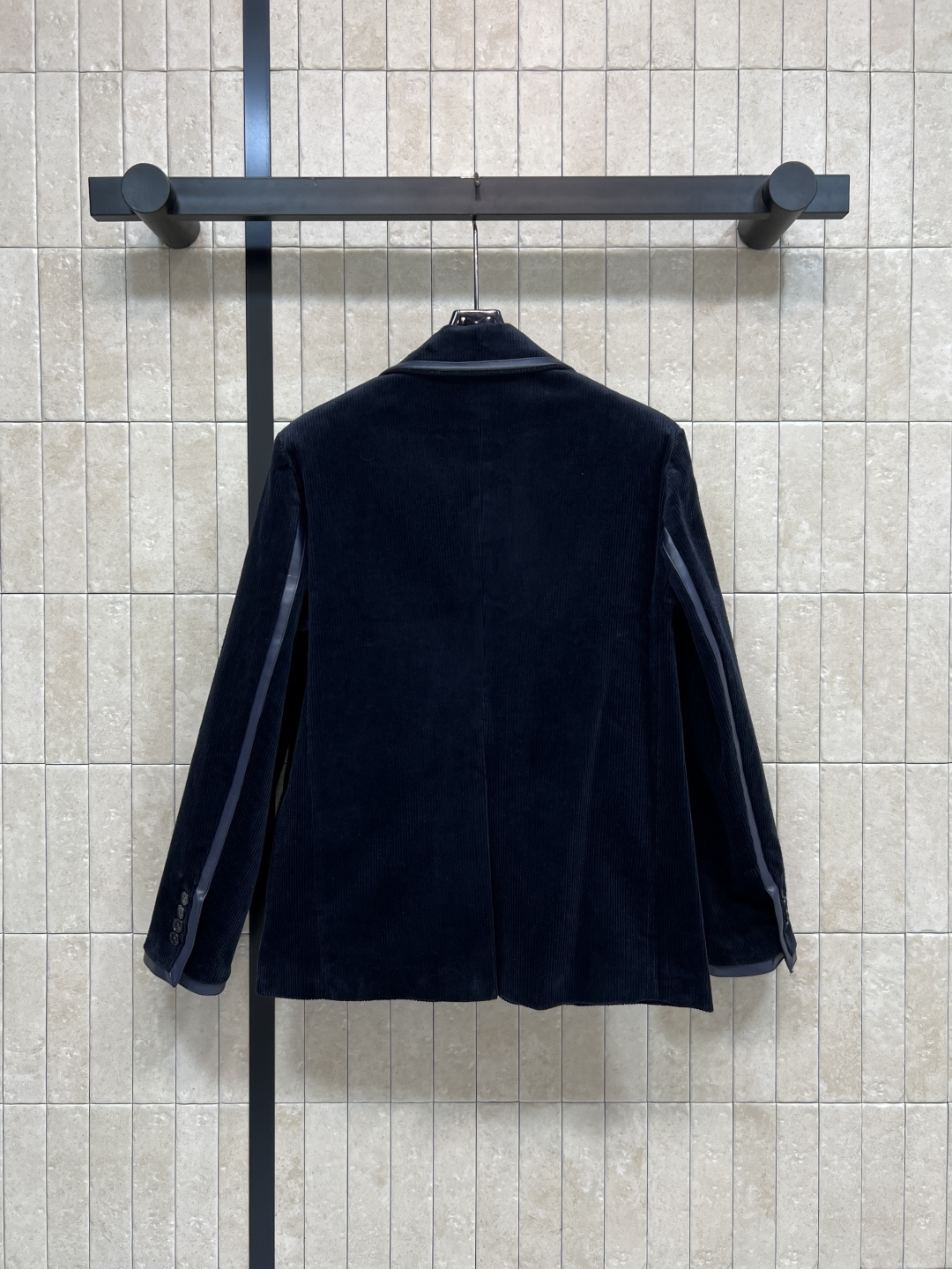 MIU家 25秋冬新款 灯芯绒西装外套 柔软舒适 经典字母logo标超有辨识度！复古灯芯绒材质 拼接皮革