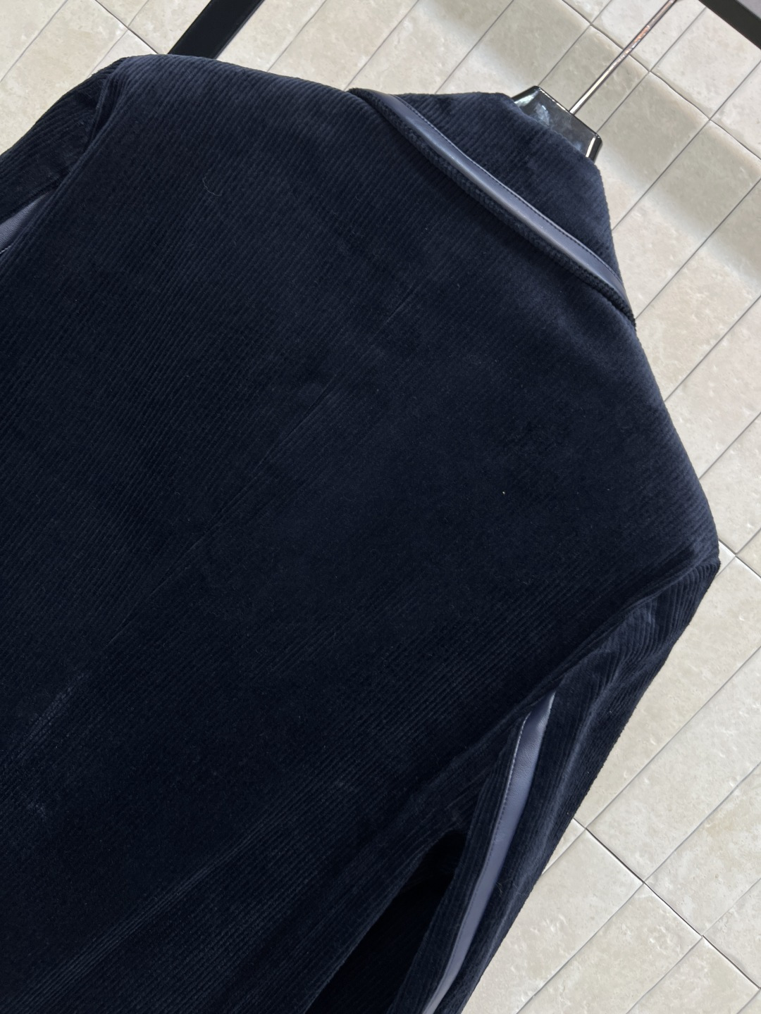 MIU家 25秋冬新款 灯芯绒西装外套 柔软舒适 经典字母logo标超有辨识度！复古灯芯绒材质 拼接皮革