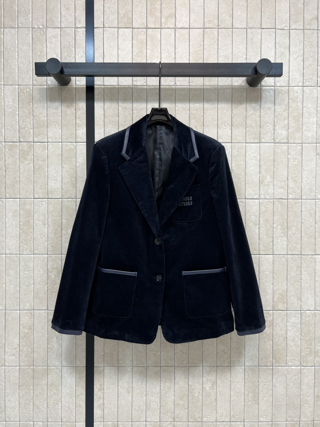 NO:588657,MIU's 25 new autumn and winter corduroy suit jacket is soft and comfortable. The classic letter logo is very recognizable!  Retro corduroy material, spliced ​​leather binding embellishment, just right for autumn and winter, warm and breathable, single-breasted + lapel design, neat tailoring, easy to wear for commuting and leisure, looks great with shirts or sweaters, easily creates a high-end look, three colors and three sizes SML,, miumiu, jackets & coats, shirts, business suit, alexander wang19860909MIU家 25秋冬新款 灯芯绒西装外套 柔软舒适 经典字母logo标超有辨识度！复古灯芯绒材质 拼接皮革捆边点缀 秋冬穿刚刚好 保暖又透气少 单排扣+翻领设计 剪裁利落 通勤休闲都能轻松驾驭 搭配衬衫或针织衫都很出彩 轻松打造高级感穿搭 三色三码SML,,miumiu,jackets & coats,shirts,business suit,alexander wang,Women's clothing