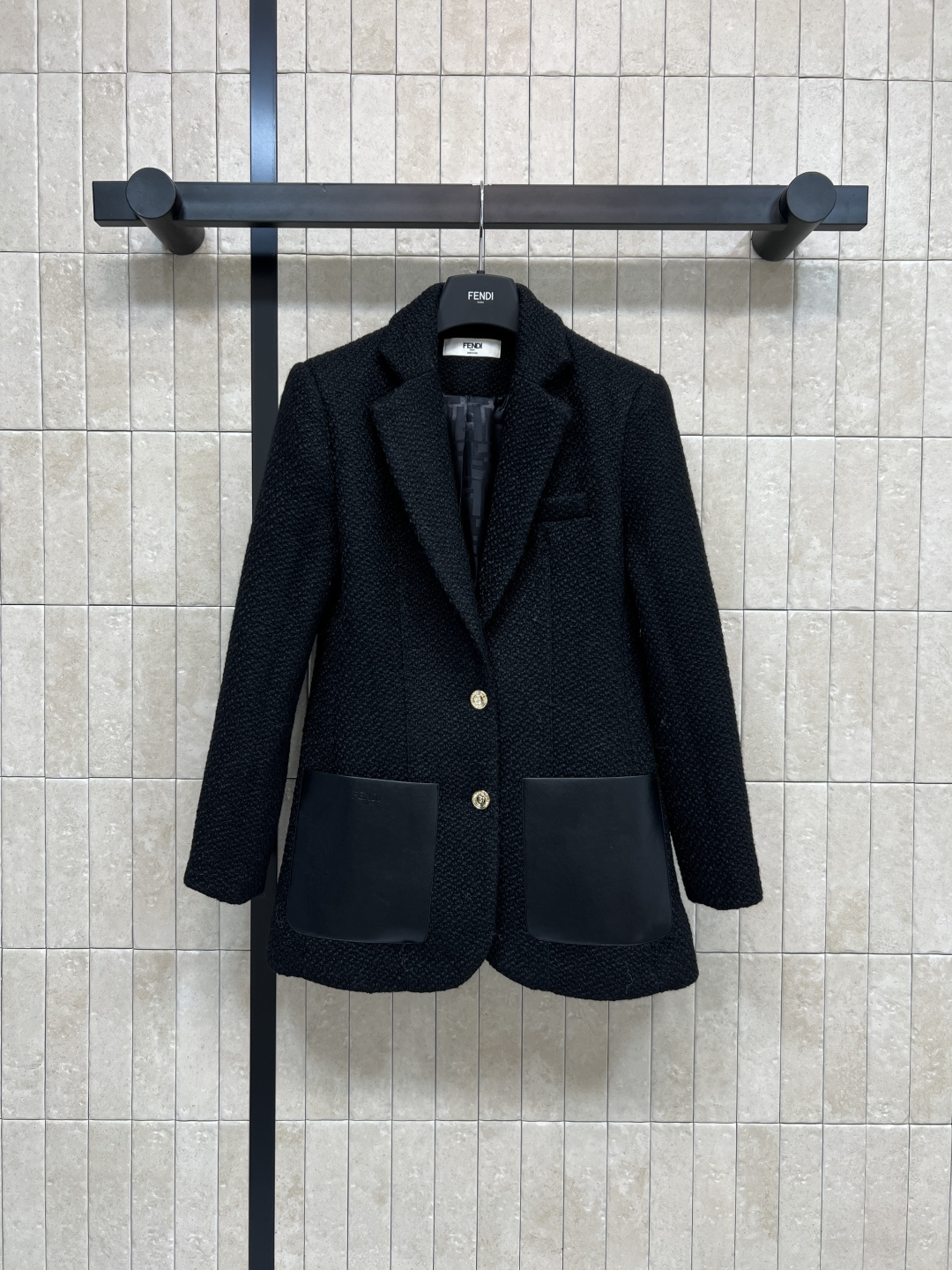 NO:588582,FD Home’s 25 new autumn and winter tweed blazer has a high-end texture and is breathable. It’s perfect for autumn and winter!  Single-breasted + lapel design, simple and elegant, easy to drive for both commuting and leisure. The fabric is thick and wrinkle-resistant and easy to take care of. The classic FF pattern lining inside goes well with jeans or shirts. You can switch between smart or casual style at will ~ it can be used for daily commuting and light formal occasions. Practical and fashionable!  One color three codes SML,,dior,jeans,jackets & coats,shirts,business suit,alexander wang19860909FD家 25秋冬新款 粗花呢编织西装外套 质感高级又透气 秋冬穿超合适！单排扣+翻领设计 简约大方 通勤休闲都能轻松驾 面料厚实抗皱 打理方便 里面经典FF图案内衬 搭配牛仔裤或衬衫都很出彩 干练or随性风随心切换~日常通勤 轻正式场合都能hold住 实用又时髦！一色三码SML,,dior,jeans,jackets & coats,shirts,business suit,alexander wang,Women's clothing