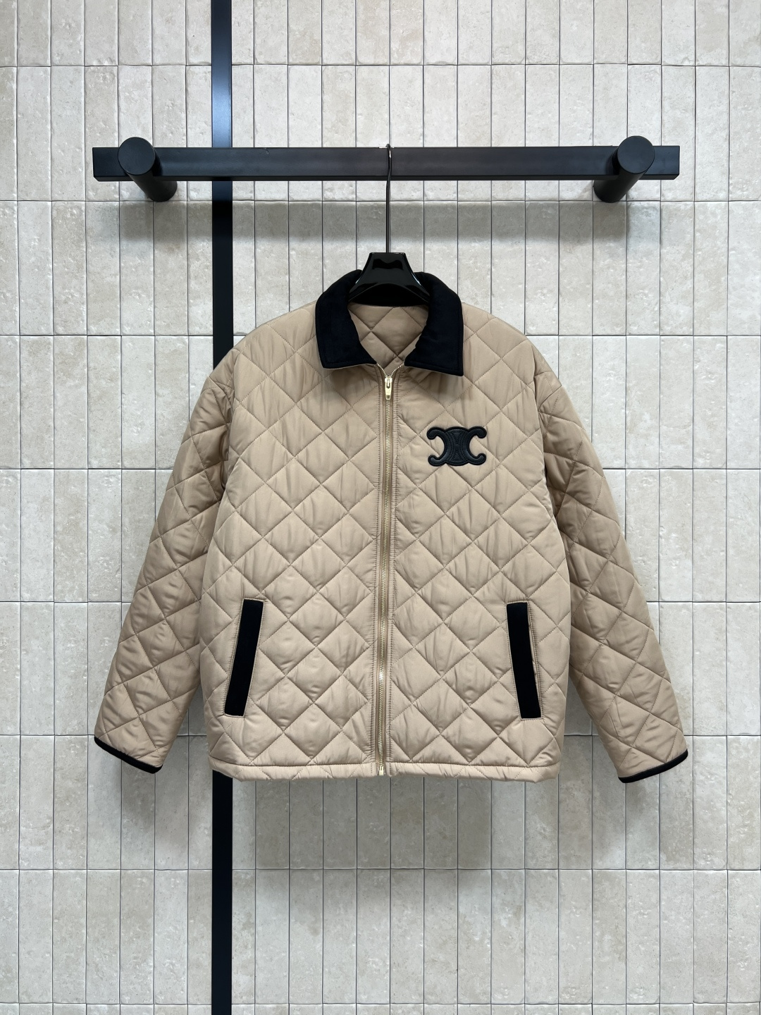 NO:588598,CE Home's new autumn and winter 25 diamond-shaped plaid patchwork cotton jacket, deerskin lapel collar, front diamond quilting + classic Arc de Triomphe embroidery, perfect details, low-key and high-end sense!  The layering is up. It is suitable for daily commuting or leisure. It goes well with jeans and casual pants. It is practical and fashionable ~ two colors and three sizes. SML,,jeans,alexander wang19860909CE家 25秋冬新款 菱形格纹拼接棉服 鹿皮绒驳领 正面菱形绗缝+经典凯旋门刺绣 细节满分 低调高级感拉满！ 层次感up 日常通勤或休闲都很适合 搭配牛仔裤、休闲裤都很出彩 实用又时髦~两色三码 SML,,jeans,alexander wang,Women's clothing