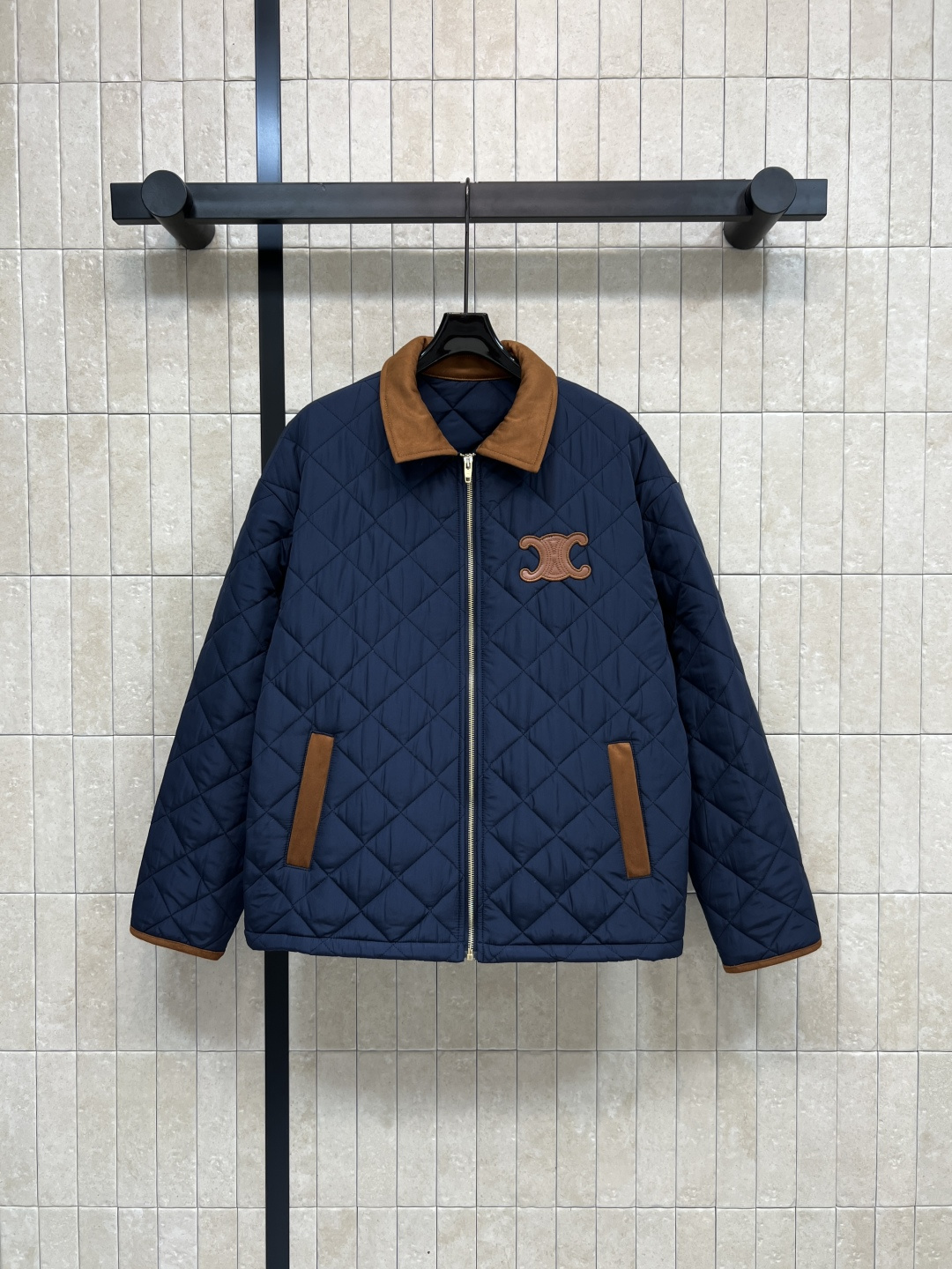 NO:588542,CE Home's new autumn and winter 25 diamond-shaped plaid patchwork cotton jacket, deerskin lapel collar, front diamond quilting + classic Arc de Triomphe embroidery, perfect details, low-key and high-end sense!  The layering is up. It is suitable for daily commuting or leisure. It goes well with jeans and casual pants. It is practical and fashionable ~ two colors and three sizes. SML,,jeans,alexander wang19860909CE家 25秋冬新款 菱形格纹拼接棉服 鹿皮绒驳领 正面菱形绗缝+经典凯旋门刺绣 细节满分 低调高级感拉满！ 层次感up 日常通勤或休闲都很适合 搭配牛仔裤、休闲裤都很出彩 实用又时髦~两色三码 SML,,jeans,alexander wang,Women's clothing