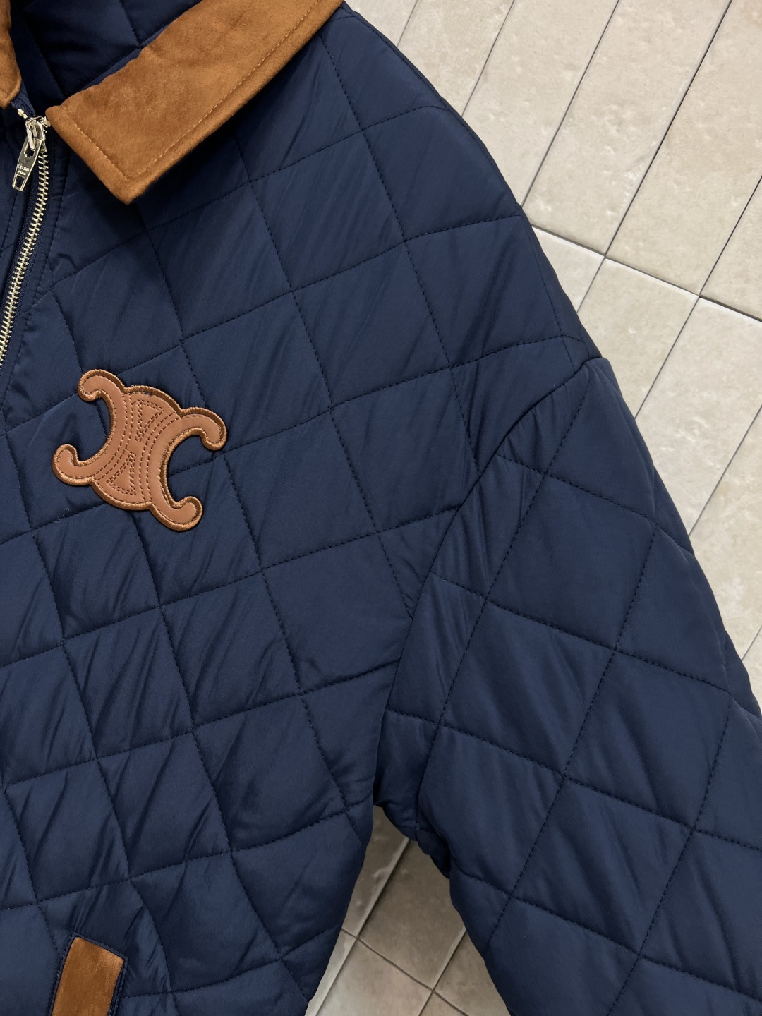 CE家 25秋冬新款 菱形格纹拼接棉服 鹿皮绒驳领 正面菱形绗缝+经典凯旋门刺绣 细节满分 低调高级感拉