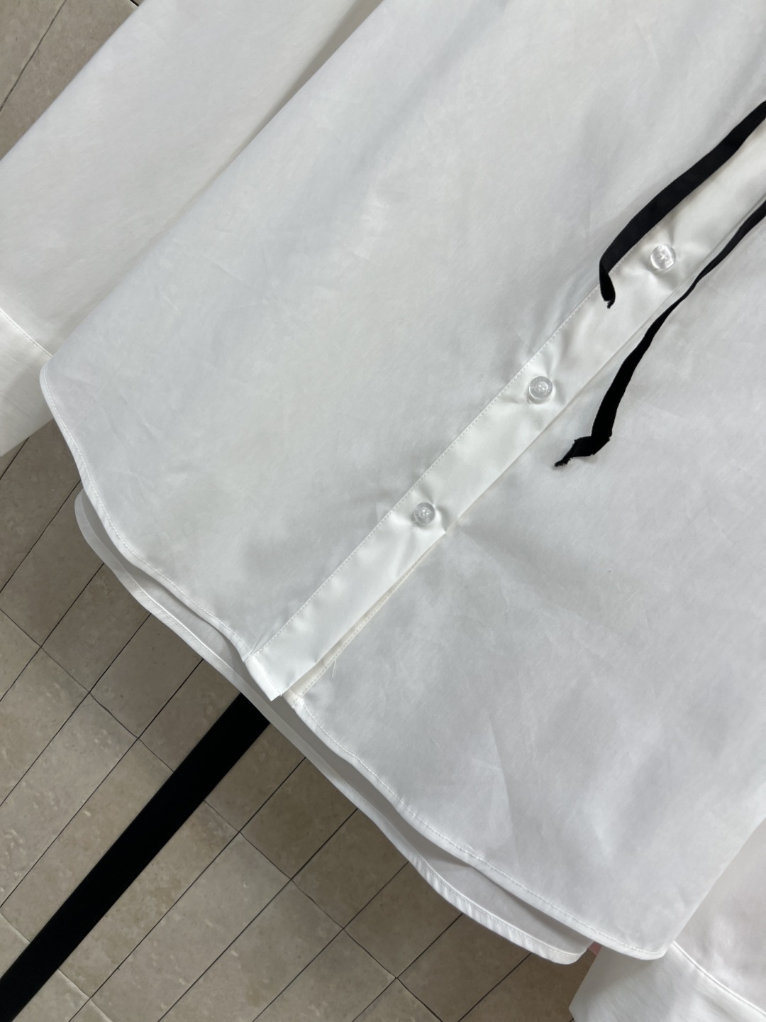 26春夏新款 花边立领绑带衬衫 适合通勤或日常穿搭 立领+撞色绑带设计 搭配胸前刺绣logo 低调又有细