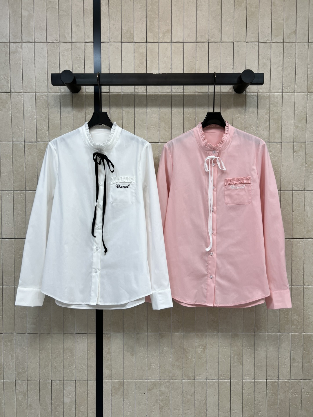 NO:753489,26 spring and summer new style lace stand-up collar strap shirt, suitable for commuting or daily wear, stand-up collar + contrasting strap design, with embroidered logo on the chest, low-key and detailed, white, fresh and versatile, pink gentle temperament, easy to cope with various occasions, tailoring and slim, showing elegant lady style, super suitable for spring and autumn wear, both quality and design!  Two colors and three sizes Size/S-M-L,,shirts,1986090926春夏新款 花边立领绑带衬衫 适合通勤或日常穿搭 立领+撞色绑带设计 搭配胸前刺绣logo 低调又有细节感 白色清新百搭 粉色温柔气质 轻松应对多种场合 剪裁修身 展现优雅淑女风 春秋季节穿着超合适品质与设计感兼具！两色三码 Size/S-M-L,,shirts,,Women's clothing