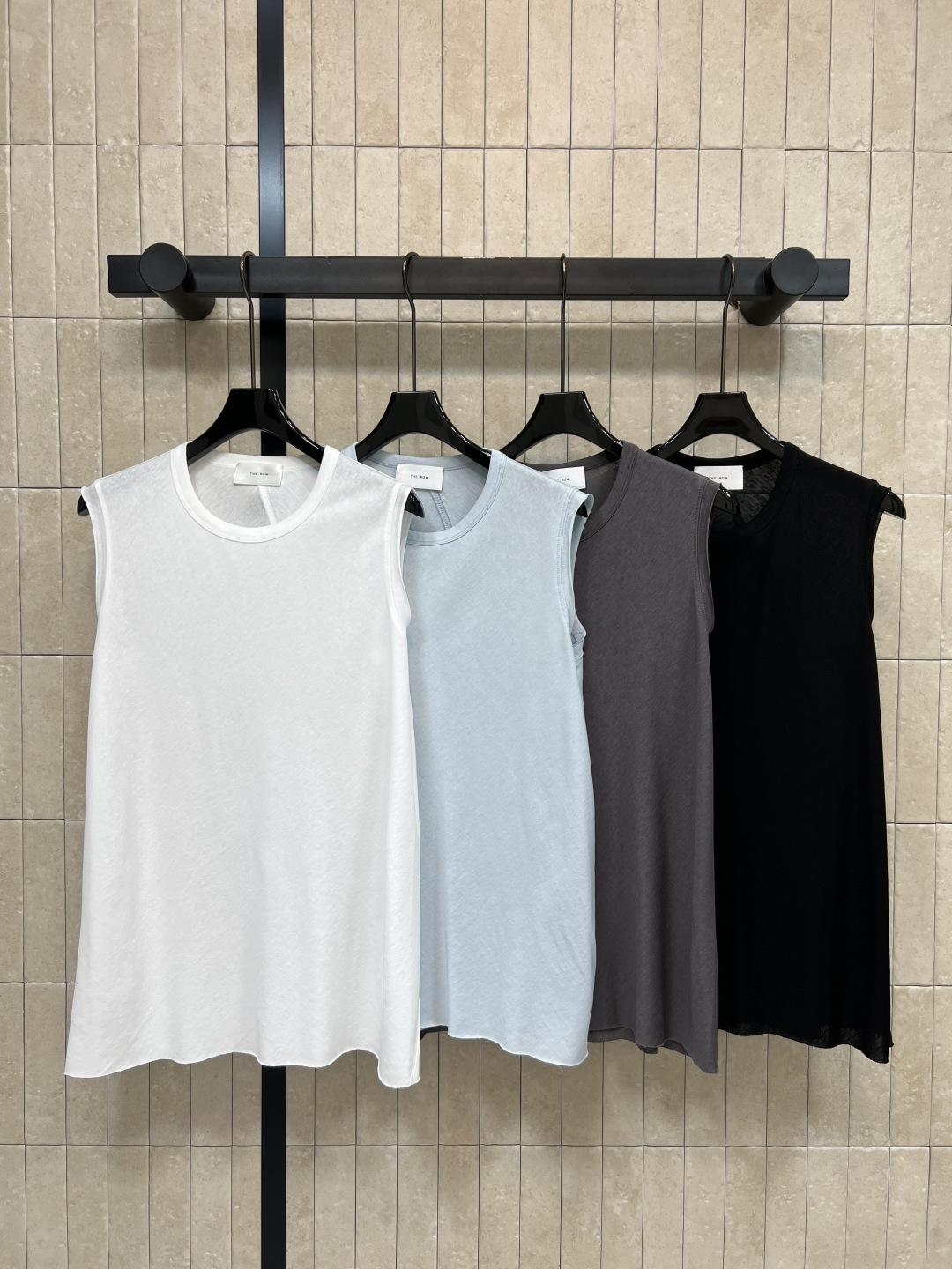 NO:753493,26 spring and summer new style pure cotton sleeveless vest, pure cotton fabric, soft and breathable, super comfortable to wear in summer!  Round neck + loose fit, simple and versatile, can be worn alone or layered under the sleeves. The sleeveless design allows for freedom of movement. It can be easily used for fitness, daily life, and outdoor use. It is very easy to match. You can choose jeans, shorts, and skirts. You can easily get a refreshing summer style! Four colors and three sizes. Size/S-M-L,,skirts,shorts,1986090926春夏新款 纯棉无袖背心 纯棉面料 柔软透气 夏天穿超舒服！圆领+宽松版型 简约百搭 单穿or内搭都OK 无袖设计活动自如 健身、日常、户外都能轻松驾驭 超好搭配 牛仔 裤、短裤、半裙随心选 轻松get清爽夏日风!四色三码 Size/S-M-L,,skirts,shorts,,Women's clothing