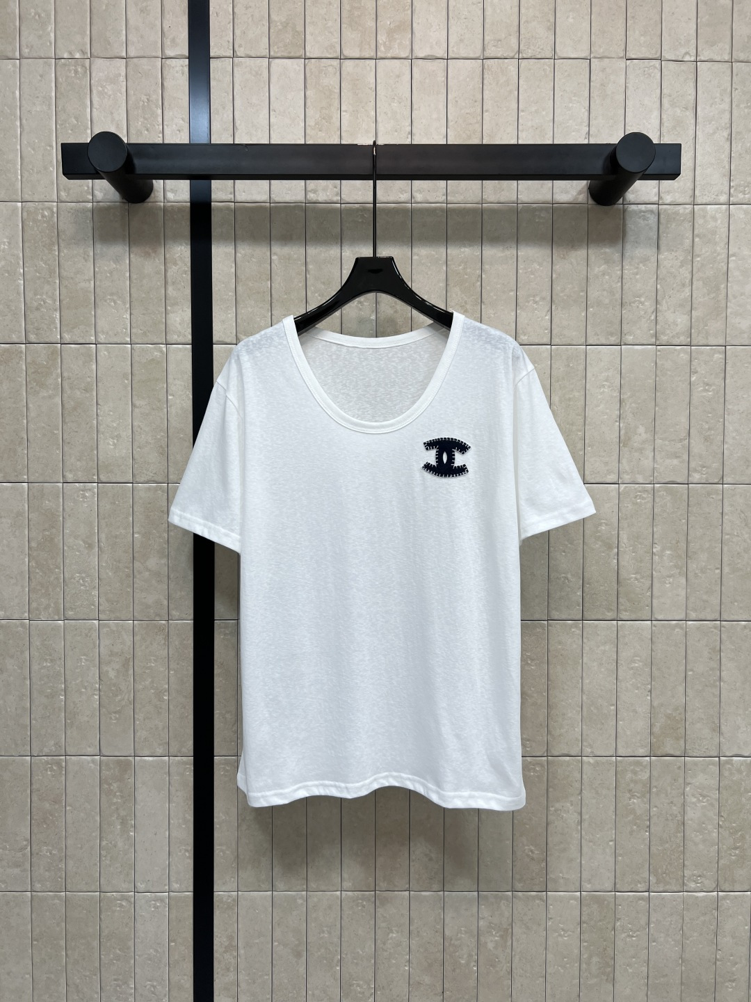 NO:753495,Xiaoxiangjia 26 spring and summer new V-neck embroidered short-sleeved T-shirt is made of pure cotton fabric, soft and breathable, super comfortable to wear in summer!  Positive shoulder design + black embroidery on the chest, simple and detailed V-neck to modify the neck line, a plus point for showing off the face, loose fit, strong tolerance, can be worn alone or layered, can be easily managed for commuting, leisure and vacation, a must-have and versatile item for the summer wardrobe! Three sizes in one color Size/S-M-L,,chanel,T-shirt,tees,t-shirt,19860909小香家 26春夏新款 V领刺绣短袖T恤 采用纯棉面料 柔软透气 夏天穿超舒服！正肩设计+胸前黑色刺绣 简约又有细节感 V领修饰颈部线条 显脸小超加分 版型宽松 包容性强 单穿或内搭都很OK 通勤、休闲 度假都能轻松驾驭 夏季衣橱必备百搭单品! 一色三码 Size/S-M-L,,chanel,T-shirt,tees，t-shirt,,Women's clothing