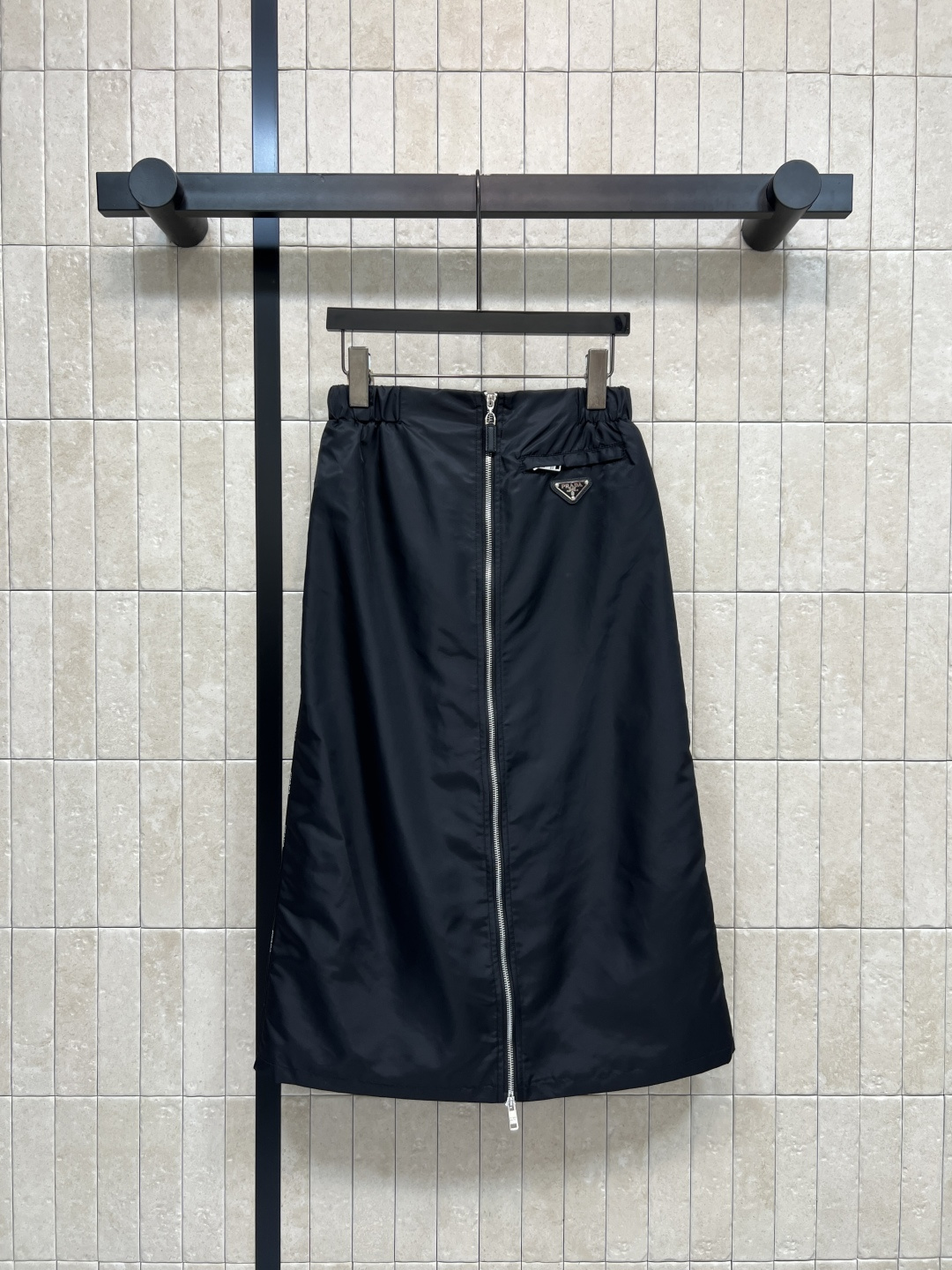 NO:753499,PD Home's new spring and summer 26 black zipper skirt is made of high-quality nylon fabric, lightweight and windproof, suitable for daily or outdoor use!  Metal zipper on the front + triangle logo. Straight cut with full brand feel + elastic waist. Comfortable and slim. Can be easily controlled by pear-shaped and apple-shaped figures. Black is versatile. Pair it with shirts, knits or jackets. Easily switch between multiple styles of wardrobe essentials!  Three sizes in one color Size/S-M-L,,dior,skirts,jackets & coats,shirts,19860909PD家 26春夏新款 黑色拉链半身裙 采用高品质尼龙面料 轻盈防风 日常或户外都很适合！正面金属拉链+三角Logo 品牌感满满直筒剪裁+松紧腰 舒适又显瘦 梨型、苹果型身材都能轻松驾驭 黑色百搭 随手搭配衬衫、针织或外套 轻松切换多种风格衣橱必备！一色三码 Size/S-M-L,,dior,skirts,jackets & coats,shirts,,Women's clothing