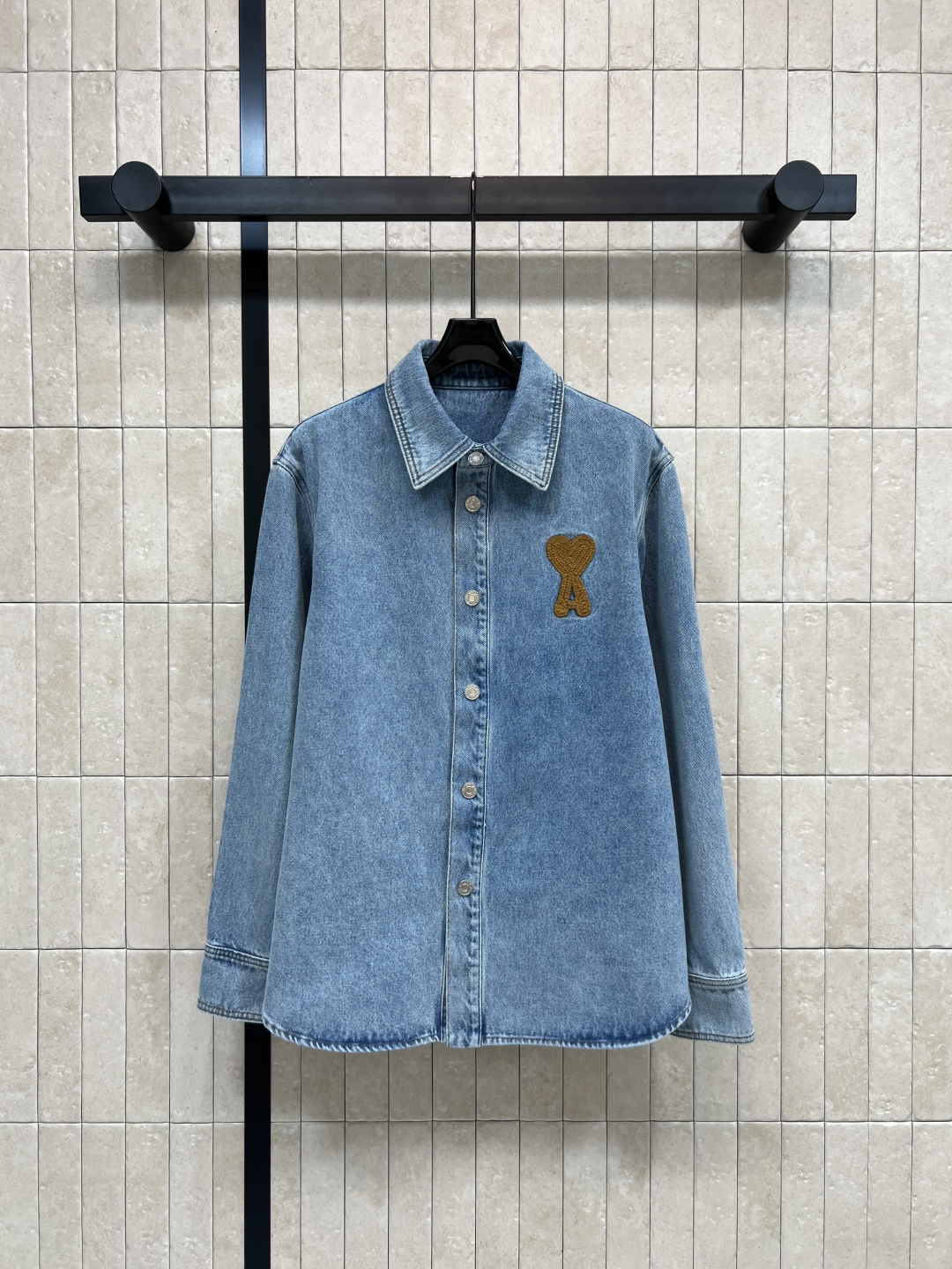 NO:753490,26 spring and summer new style denim short shirt with love embroidery. Light blue denim shirt. Brown crocheted love embroidery on the chest is very recognizable. The same loose version for men and women. It is OK to wear alone or layered!  Retro denim fabric is casual and fashionable. It can easily create a French relaxed feeling. Whether worn with a T-shirt or worn directly outside, it can become the highlight of the style. It is very eye-catching when going out on the street every day!  One color, three sizes Size/S-M-L,,shirts,tees,t-shirt,1986090926春夏新款 爱心刺绣牛仔短款衬衫 浅蓝色牛仔衬衫 胸前棕色钩编爱心刺绣超有辨识度 男女同款宽松版型 单穿或叠穿都很OK！复古丹宁面料 随性又时髦 轻松打造法式松弛感 无论配T恤还是直接外穿 都能成为造型亮点 日常出街超吸睛!！一色三码 Size/S-M-L,,shirts,tees，t-shirt,,Women's clothing