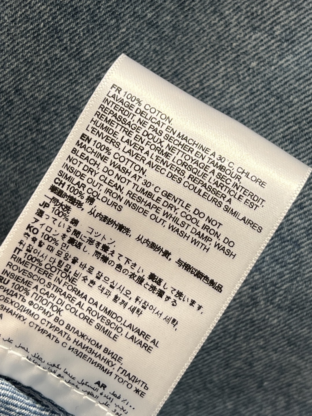 26春夏新款 爱心刺绣牛仔短款衬衫 浅蓝色牛仔衬衫 胸前棕色钩编爱心刺绣超有辨识度 男女同款宽松版型 单