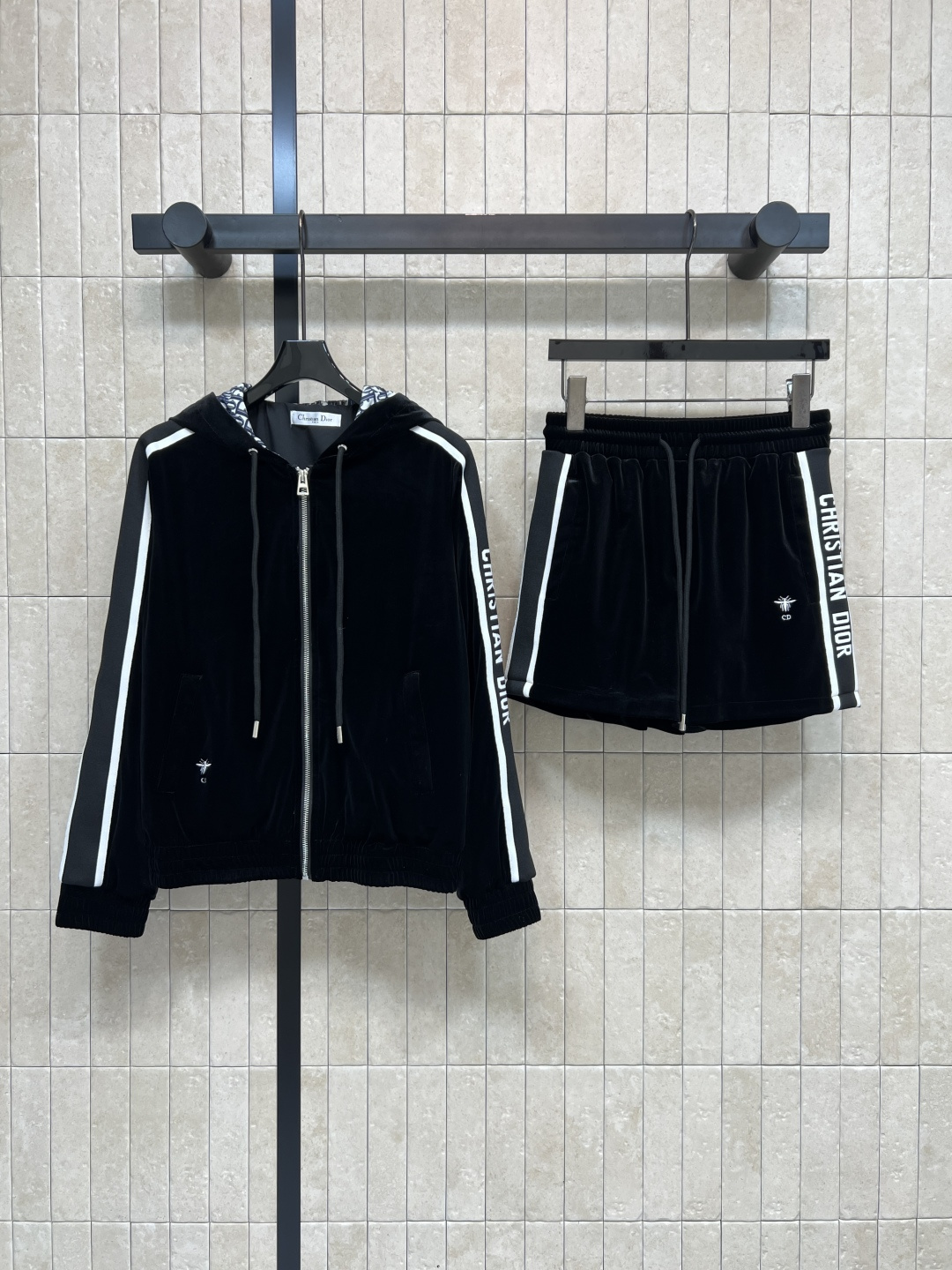 NO:753494,D Home 26 new spring and summer velvet suit, hooded zipper jacket + elastic waist shorts, black velvet material is soft and shiny, white stripes embellishment, both sporty and luxurious. The zipper design of the jacket is easy to put on and take off. The logo stripes on the side are very recognizable. Fashionable and practical, it can be easily used in leisure or light sports occasions. Comfortable and stylish!  Three sizes in one color Size/S-M-L,,dior,shorts,jackets & coats,hats,19860909D家 26春夏新款 丝绒套装 连帽拉链外套+松紧腰短裤 黑色丝绒材质柔软有光泽 白色条纹点缀 运动感与奢华感兼具 外套拉链设计方便穿脱 侧边logo字样条纹超有辨识度 时尚又实用 休闲或轻运动场合都能轻松驾驭 舒适又有型！一色三码 Size/S-M-L,,dior,shorts,jackets & coats,hats,,Women's clothing
