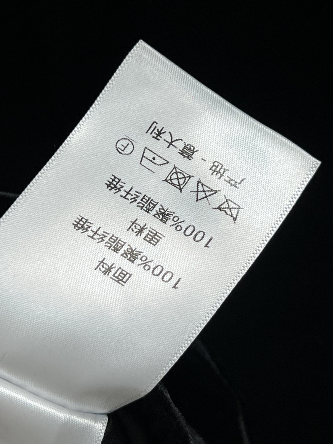 D家 26春夏新款 丝绒套装 连帽拉链外套+松紧腰短裤 黑色丝绒材质柔软有光泽 白色条纹点缀 运动感与奢