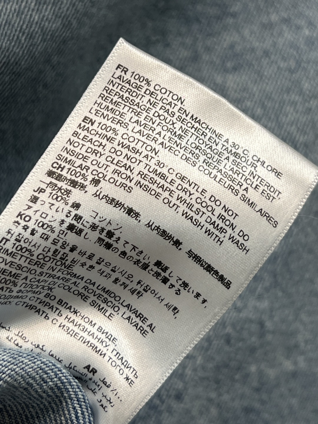 26春夏新款 爱心刺绣牛仔短款衬衫 浅蓝色牛仔衬衫 胸前棕色钩编爱心刺绣超有辨识度 男女同款宽松版型 单