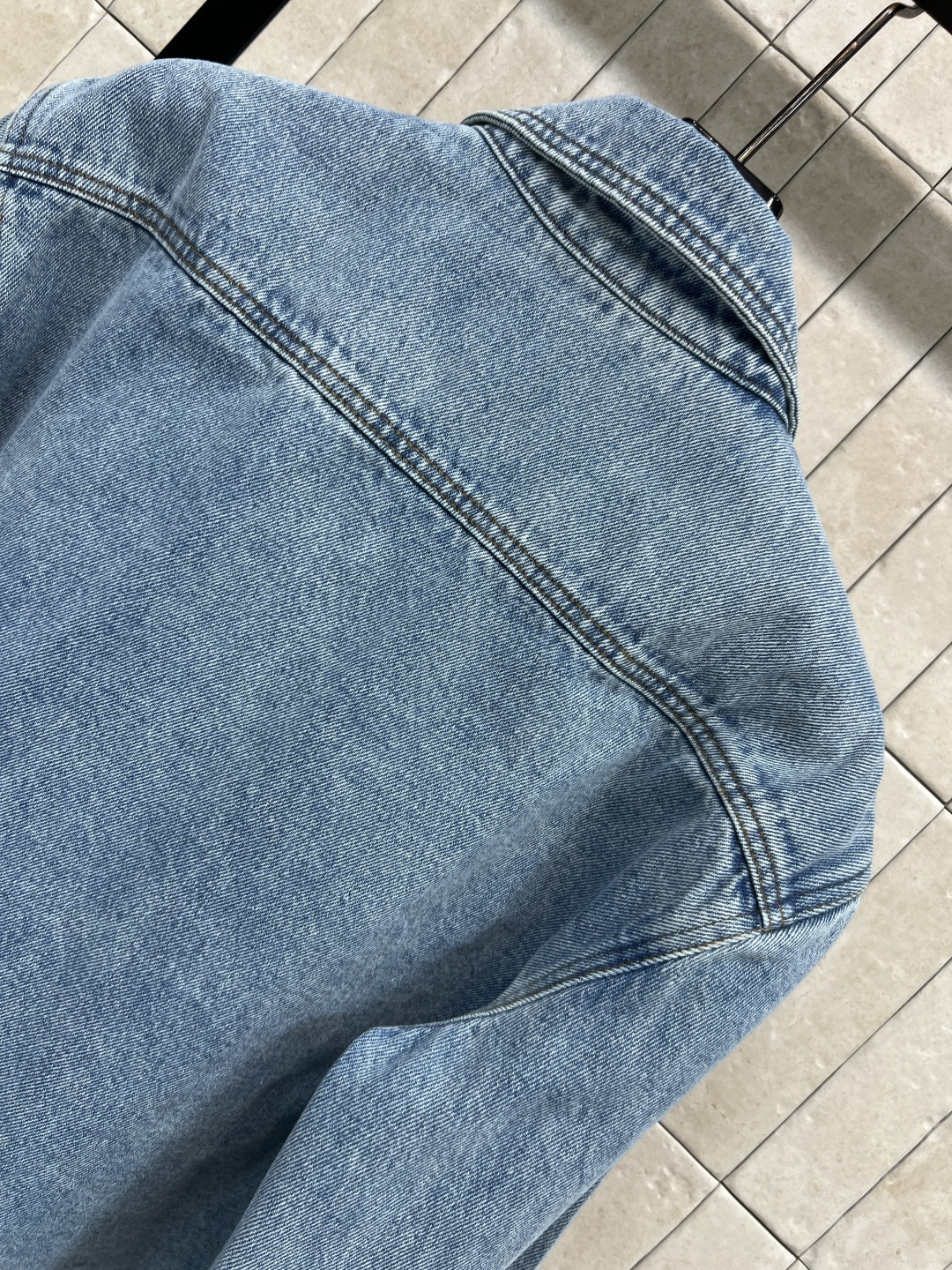 26春夏新款 爱心刺绣牛仔短款衬衫 浅蓝色牛仔衬衫 胸前棕色钩编爱心刺绣超有辨识度 男女同款宽松版型 单