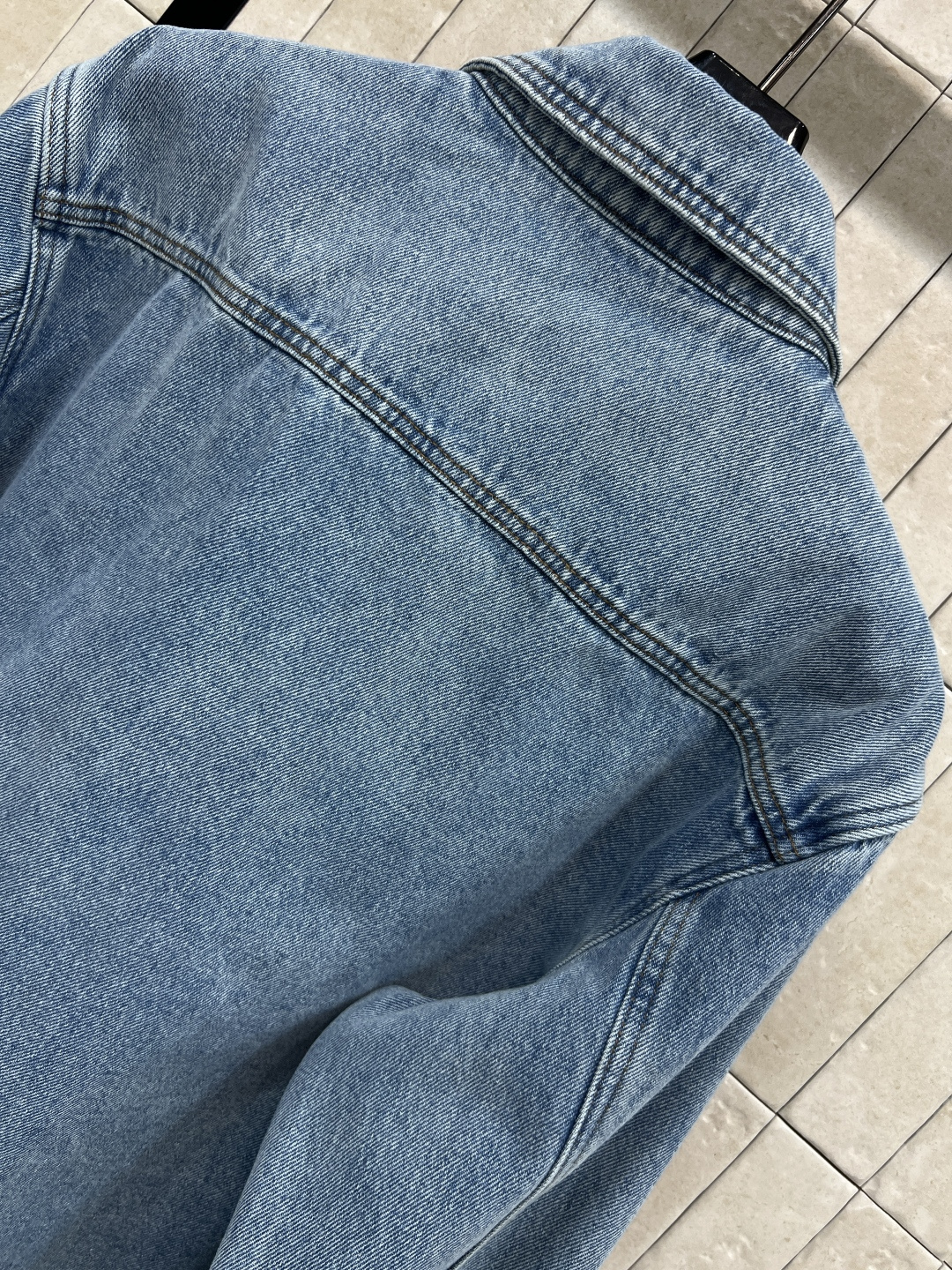 26春夏新款 爱心刺绣牛仔短款衬衫 浅蓝色牛仔衬衫 胸前棕色钩编爱心刺绣超有辨识度 男女同款宽松版型 单