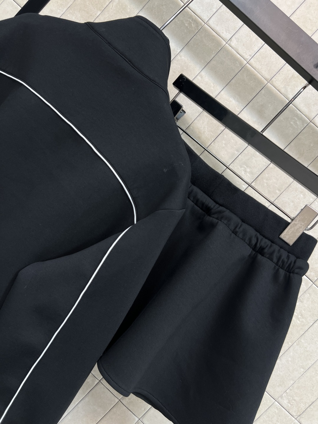 NO:753498,MIU's 26 spring and summer new style, black contrasting sports suit, stand-up collar zipper jacket + drawstring skirt, simple and detailed!  The jacket is spliced ​​with white lines and is full of sporty style. The short design shows off the body proportions. The drawstring design of the skirt is comfortable and practical. It is suitable for daily leisure or sports. The knitted fabric is soft and skin-friendly. It is just right to wear in spring and autumn ~ it is great to wear as a set or mix and match single items. It is easy to create a casual fashion sense! Three sizes in one color Size/S-M-L,,miumiu,skirts,jackets & coats,19860909MIU家 26春夏新款 黑色撞色运动套装 立领拉链外套+抽绳短裙 简约又有细节感！外套白色线条拼接 运动风满满 短款设计超显身材比例 短裙抽绳设计 舒适又实用 日常休闲或运动都很适合 针织面料柔软亲肤 春秋季节穿着刚刚好~成套穿or单品混搭都很出彩 轻松打造随性时尚感!一色三码 Size/S-M-L,,miumiu,skirts,jackets & coats,,Women's clothing