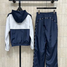 PD家 26春夏新款 撞色拼接运动套装 连帽拉链外套+高腰束脚裤 采用轻薄尼龙材质 防风又舒适 日常或轻 PD家 26春夏新款 撞色拼接运动套装 连帽拉链外套+高腰束脚裤 采用轻薄尼龙材质 防风又舒适 日常或轻