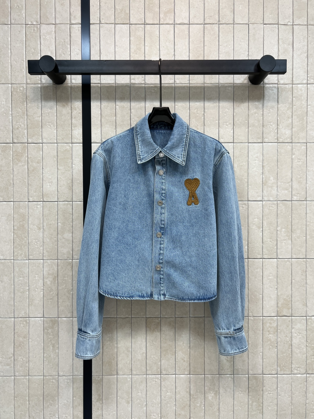 NO:753505,26 spring and summer new style denim short shirt with love embroidery. Light blue denim shirt. Brown crocheted love embroidery on the chest is very recognizable. The same loose version for men and women. It is OK to wear alone or layered!  Retro denim fabric is casual and fashionable. It can easily create a French relaxed feeling. Whether worn with a T-shirt or worn directly outside, it can become the highlight of the style. It is very eye-catching when going out on the street every day!  One color, three sizes Size/S-M-L,,shirts,tees,t-shirt,1986090926春夏新款 爱心刺绣牛仔短款衬衫 浅蓝色牛仔衬衫 胸前棕色钩编爱心刺绣超有辨识度 男女同款宽松版型 单穿或叠穿都很OK！复古丹宁面料 随性又时髦 轻松打造法式松弛感 无论配T恤还是直接外穿 都能成为造型亮点 日常出街超吸睛!！一色三码 Size/S-M-L,,shirts,tees，t-shirt,,Women's clothing