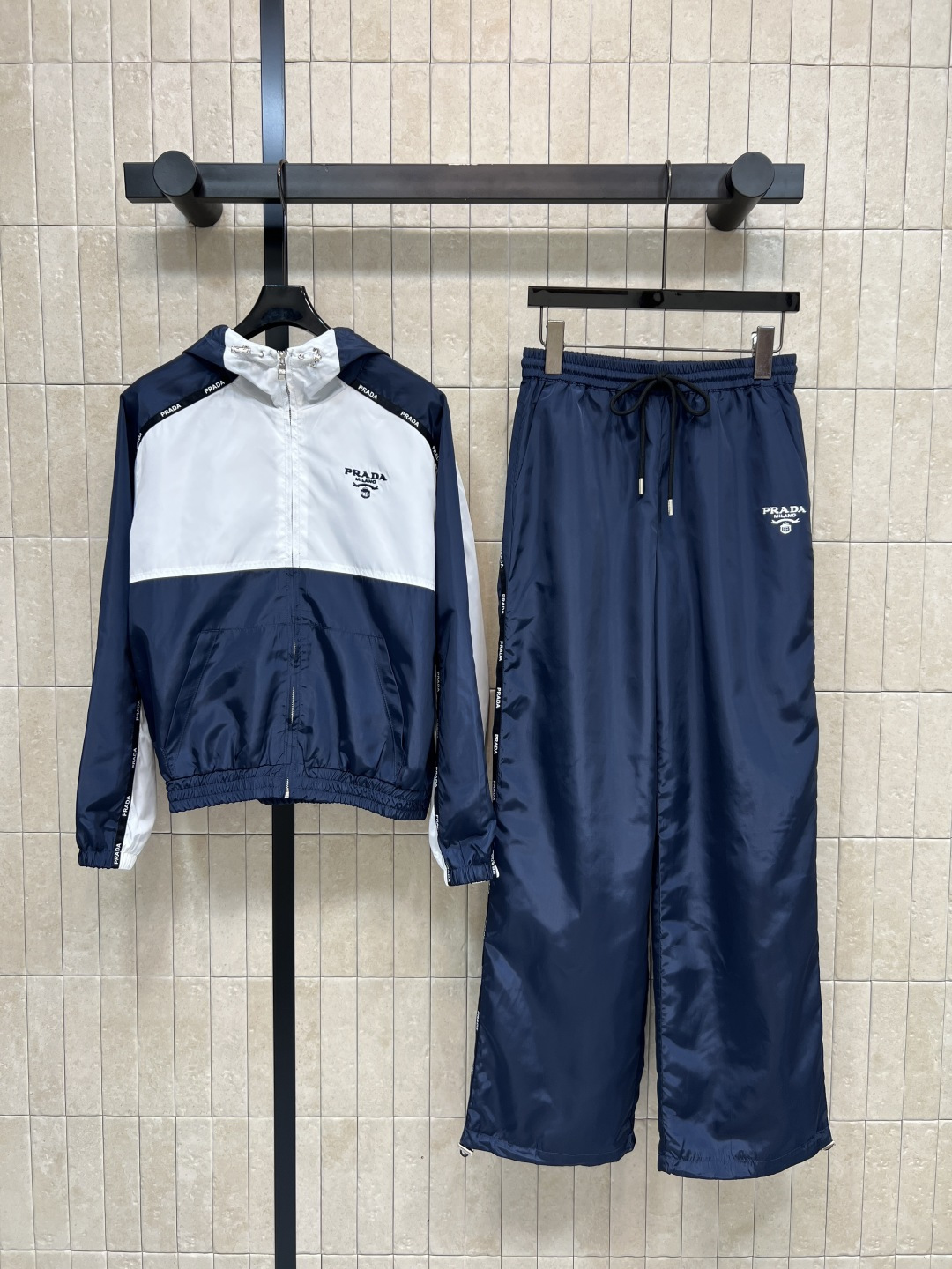 NO:753927,PD Home’s 26 spring and summer new style, contrasting color splicing sports suit, hooded zipper jacket + high-waisted leggings, made of light and thin nylon material, windproof and comfortable, suitable for daily or light exercise!  The top has blue and white splicing + hooded design. The classic triangle logo is very recognizable. The pants are loose and straight, with drawstrings for freedom of movement. American retro + modern sporty feel. Can be easily used in leisure, outdoor, and street. Practical and fashionable!  !  Three sizes in one color Size/S-M-L,,dior,jackets & coats,hats,19860909PD家 26春夏新款 撞色拼接运动套装 连帽拉链外套+高腰束脚裤 采用轻薄尼龙材质 防风又舒适 日常或轻运动都OK！上衣蓝白拼接+连帽设计 经典三角标Logo超有辨识度 裤子宽松直筒裤脚可抽绳束脚 活动自如 美式复古+现代运动感 休闲、户外、街头都能轻松驾驭 实用又时髦！！一色三码 Size/S-M-L,,dior,jackets & coats,hats,,Women's clothing