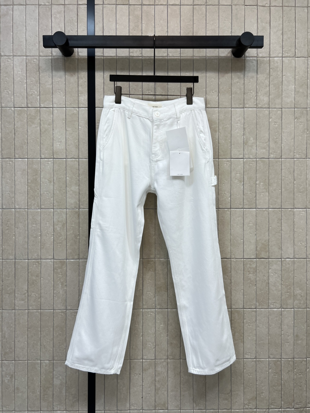 NO:753502,26 spring and summer new style white straight jeans, classic five-pocket design, high-waisted cut, cotton fabric with elasticity, comfortable and slim to wear, straight version to modify the leg shape, white and versatile, super easy to match in spring and summer, can be easily held whether for commuting or leisure, moderate length, suitable for most heights, looks great with shirts, T-shirts or sweaters, easily creates a simple fashion style, five codes in one color  0-2-4-6-8,,jeans,shirts,tees,t-shirt,1986090926春夏新款 白色直筒牛仔裤 经典五袋设计 高腰剪裁 棉质面料带弹力 穿着舒适又显瘦 直筒版型修饰腿型 白色百搭 春夏季节超好搭 无论通勤还是休闲都能轻松hold住 裤长适中 适合大多数身高 搭配衬衫、T恤或针织衫都很出彩 轻松打造简约时尚风格 一色五码 0-2-4-6-8,,jeans,shirts,tees，t-shirt,,Women's clothing