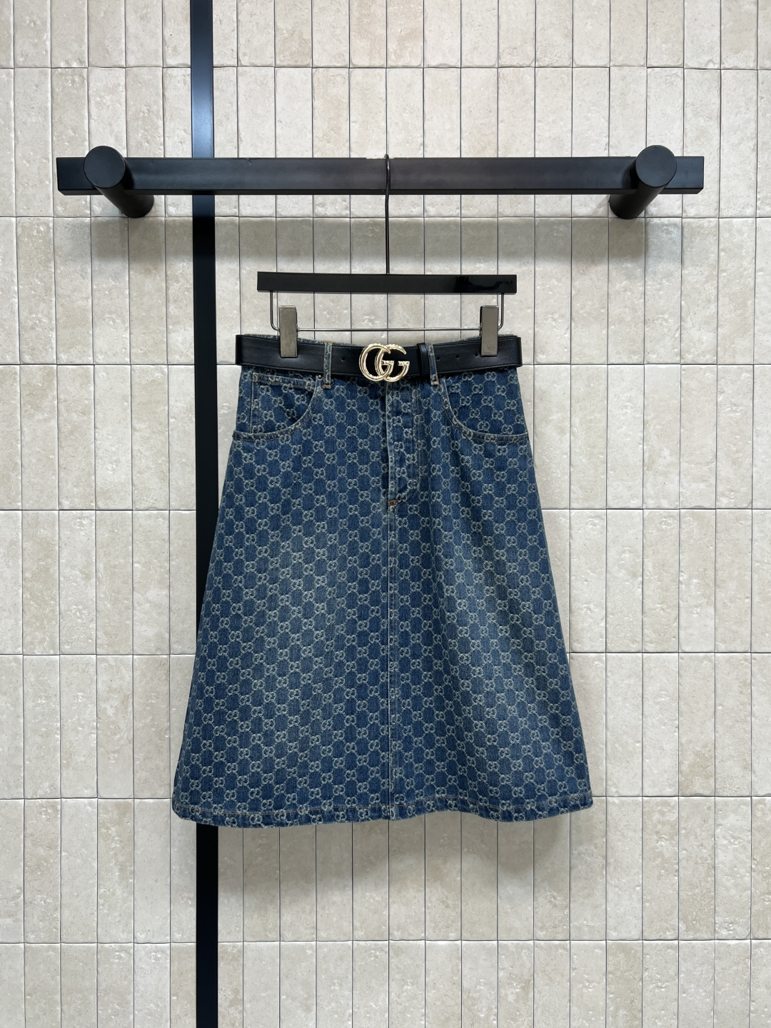 NO:753519,G Home 26 spring and summer new GG jacquard gradient denim dress, all-over printed double G presbyopia distressed retro denim fabric, retro and fashionable!  Straight cut + detachable belt, waist slimming, A-line skirt, super slim, friendly for small people, short-sleeved design, super comfortable to wear in spring and summer, stiff fabric, not easy to deform, casual with sneakers, casual and sophisticated style with high heels, versatile and not picky ~ four sizes in one color Size/S-M-L - XL,,gucci,high heels,skirts,T-shirt,19860909G家 26春夏新款 GG提花渐变牛仔连衣裙 满印双G老花做旧复古牛仔面料 复古又时髦！直筒剪裁+可拆卸腰带 收腰显身材 A字裙摆超显瘦 小个子友好 短袖设计春夏穿超舒服 面料挺括不易变形 搭配球鞋休闲 配高跟鞋轻熟风 百搭不挑人~一色四码 Size/S-M-L - XL,,gucci,high heels,skirts,T-shirt,,Women's clothing