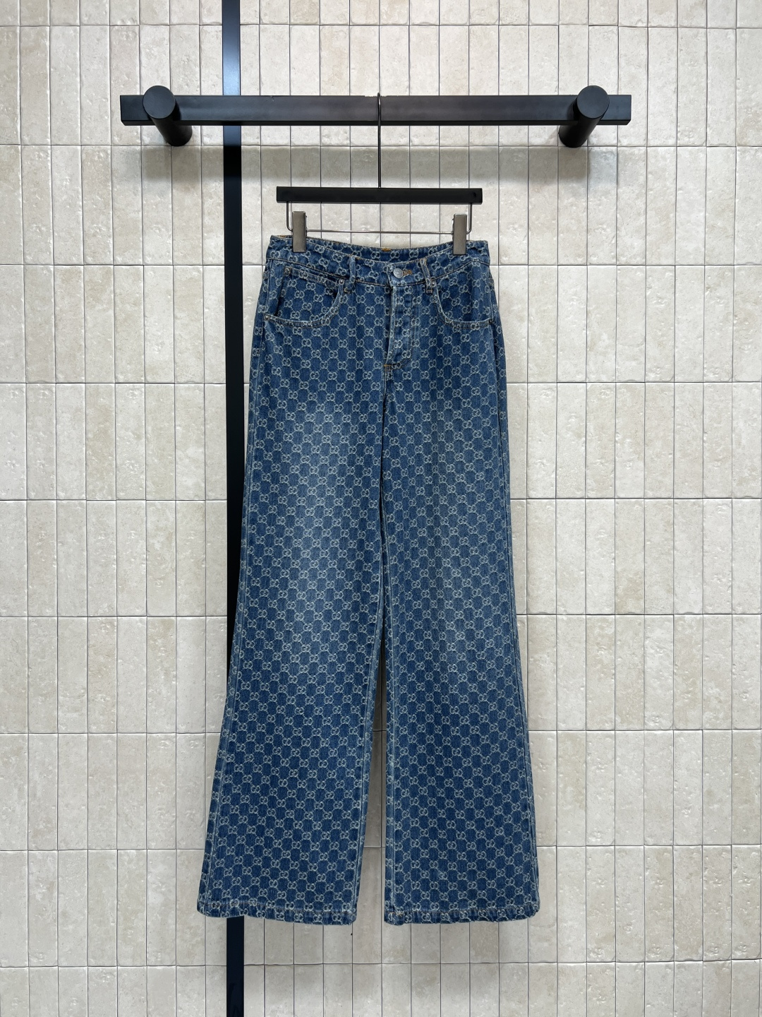 NO:753504,G Home 26 spring and summer new GG jacquard gradient denim dress, all-over printed double G presbyopia distressed retro denim fabric, retro and fashionable!  Straight cut + detachable belt, waist slimming, A-line skirt, super slim, friendly for small people, short-sleeved design, super comfortable to wear in spring and summer, stiff fabric, not easy to deform, casual with sneakers, casual and sophisticated style with high heels, versatile and not picky ~ four sizes in one color Size/S-M-L - XL,,gucci,high heels,skirts,T-shirt,19860909G家 26春夏新款 GG提花渐变牛仔连衣裙 满印双G老花做旧复古牛仔面料 复古又时髦！直筒剪裁+可拆卸腰带 收腰显身材 A字裙摆超显瘦 小个子友好 短袖设计春夏穿超舒服 面料挺括不易变形 搭配球鞋休闲 配高跟鞋轻熟风 百搭不挑人~一色四码 Size/S-M-L - XL,,gucci,high heels,skirts,T-shirt,,Women's clothing