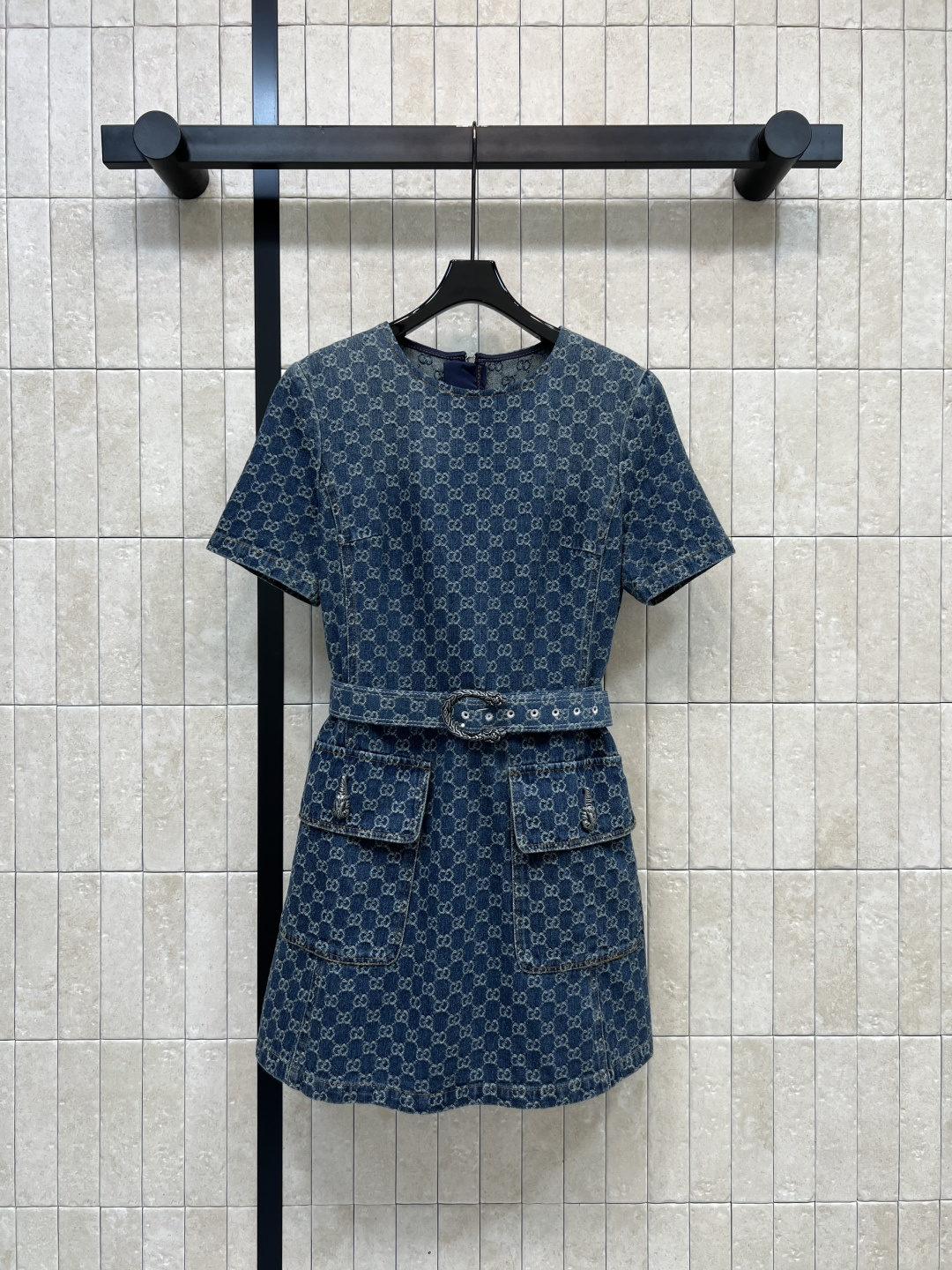 NO:753507,G Home 26 spring and summer new GG jacquard gradient denim dress, all-over printed double G presbyopia distressed retro denim fabric, retro and fashionable!  Straight cut + detachable belt, waist slimming, A-line skirt, super slim, friendly for small people, short-sleeved design, super comfortable to wear in spring and summer, stiff fabric, not easy to deform, casual with sneakers, casual and sophisticated style with high heels, versatile and not picky ~ four sizes in one color Size/S-M-L - XL,,gucci,high heels,skirts,T-shirt,19860909G家 26春夏新款 GG提花渐变牛仔连衣裙 满印双G老花做旧复古牛仔面料 复古又时髦！直筒剪裁+可拆卸腰带 收腰显身材 A字裙摆超显瘦 小个子友好 短袖设计春夏穿超舒服 面料挺括不易变形 搭配球鞋休闲 配高跟鞋轻熟风 百搭不挑人~一色四码 Size/S-M-L - XL,,gucci,high heels,skirts,T-shirt,,Women's clothing