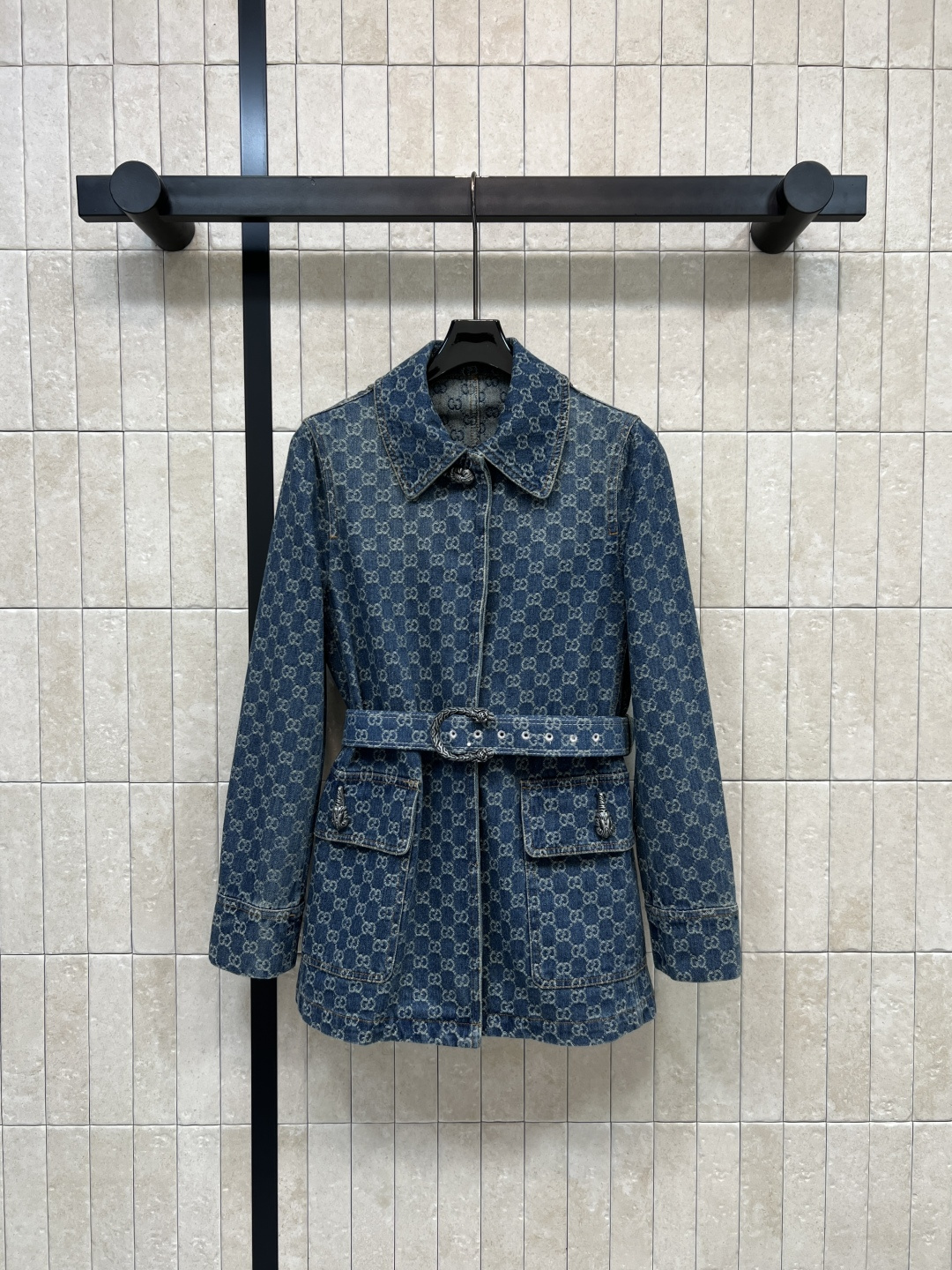 NO:753511,G Home 26 spring and summer new GG jacquard gradient denim dress, all-over printed double G presbyopia distressed retro denim fabric, retro and fashionable!  Straight cut + detachable belt, waist slimming, A-line skirt, super slim, friendly for small people, short-sleeved design, super comfortable to wear in spring and summer, stiff fabric, not easy to deform, casual with sneakers, casual and sophisticated style with high heels, versatile and not picky ~ four sizes in one color Size/S-M-L - XL,,gucci,high heels,skirts,T-shirt,19860909G家 26春夏新款 GG提花渐变牛仔连衣裙 满印双G老花做旧复古牛仔面料 复古又时髦！直筒剪裁+可拆卸腰带 收腰显身材 A字裙摆超显瘦 小个子友好 短袖设计春夏穿超舒服 面料挺括不易变形 搭配球鞋休闲 配高跟鞋轻熟风 百搭不挑人~一色四码 Size/S-M-L - XL,,gucci,high heels,skirts,T-shirt,,Women's clothing